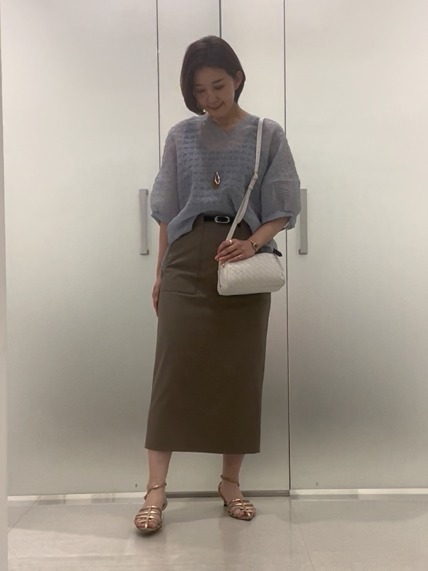 まどかさんの「UNTITLED｜【洗える】シアーVネックブラウス」を使ったコーディネート