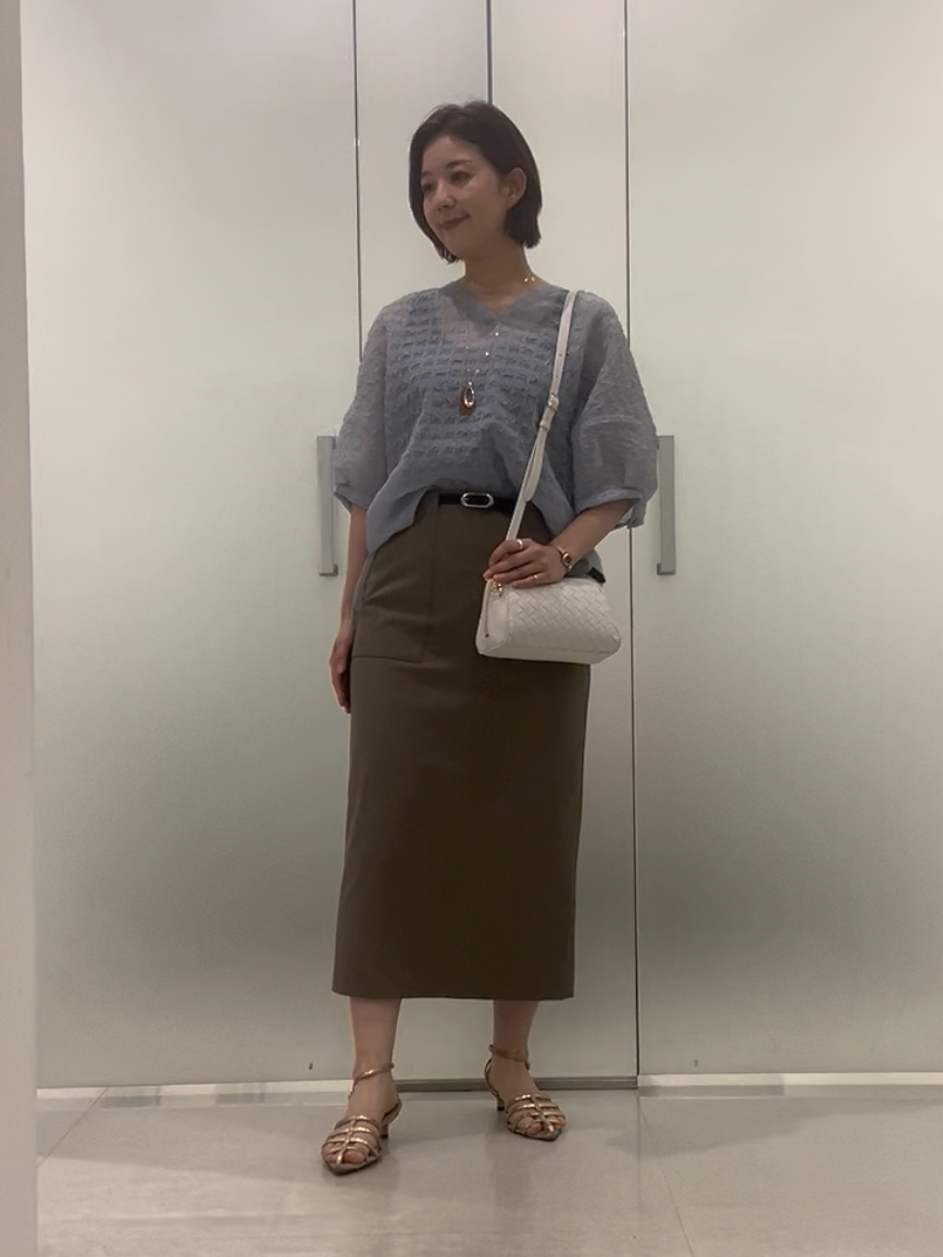 まどかさんの「UNTITLED｜【洗える】シアーVネックブラウス」を使ったコーディネート