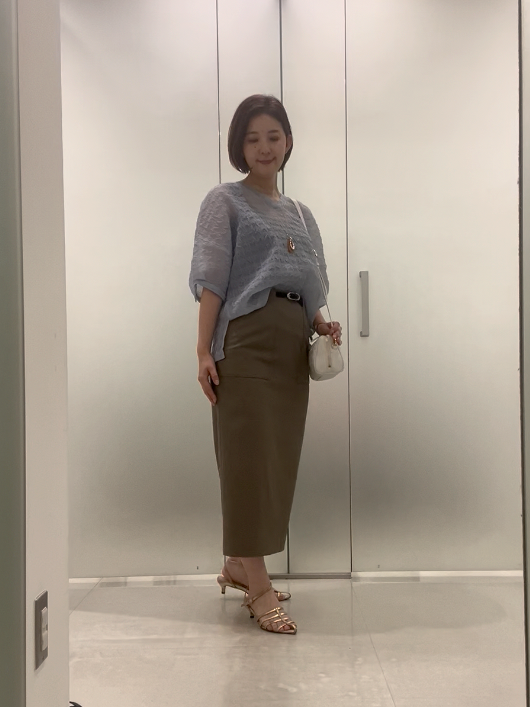 まどかさんの「UNTITLED｜【洗える】シアーVネックブラウス」を使ったコーディネート