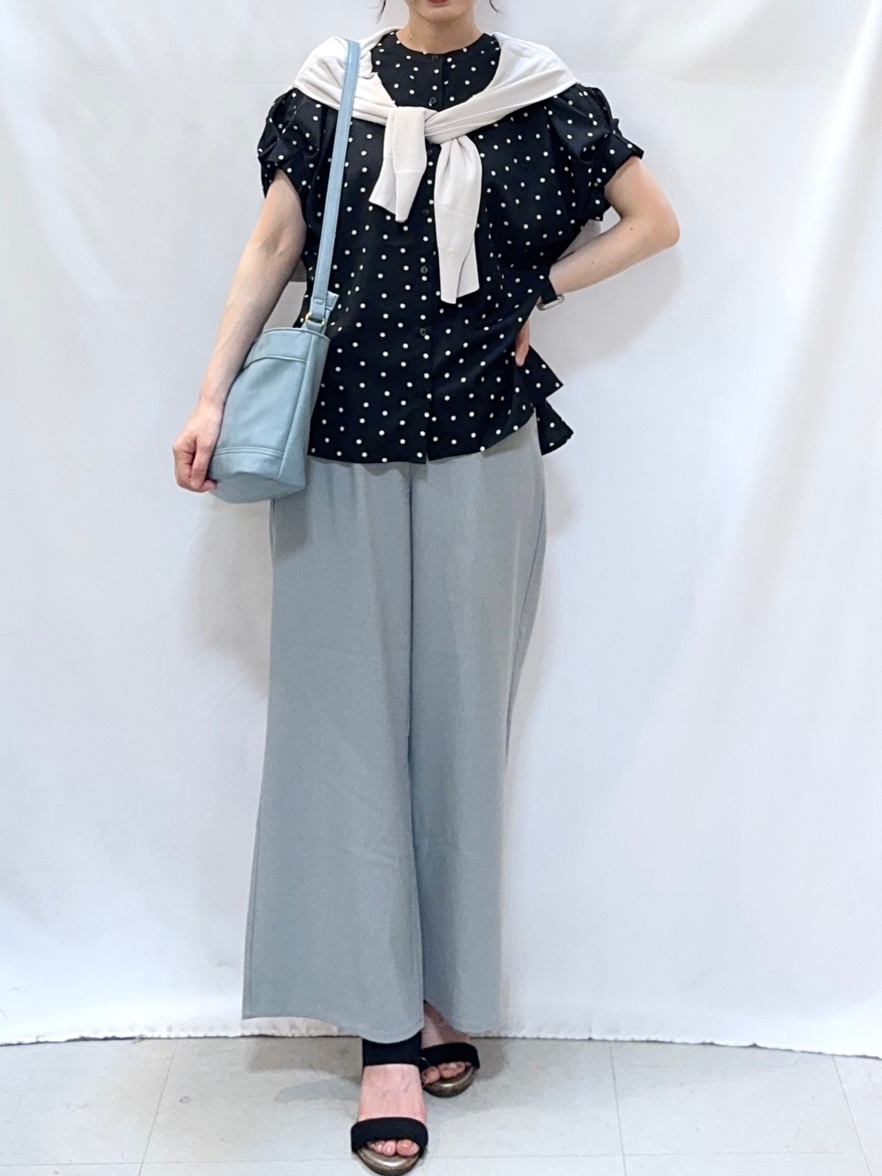 𝐇𝐢𝐫𝐨𝐦𝐢さんの「SHOO･LA･RUE｜【洗濯機可/UV】さらっとしたタッチが心地よい ショート丈 Vネックカーディガン」を使ったコーディネート