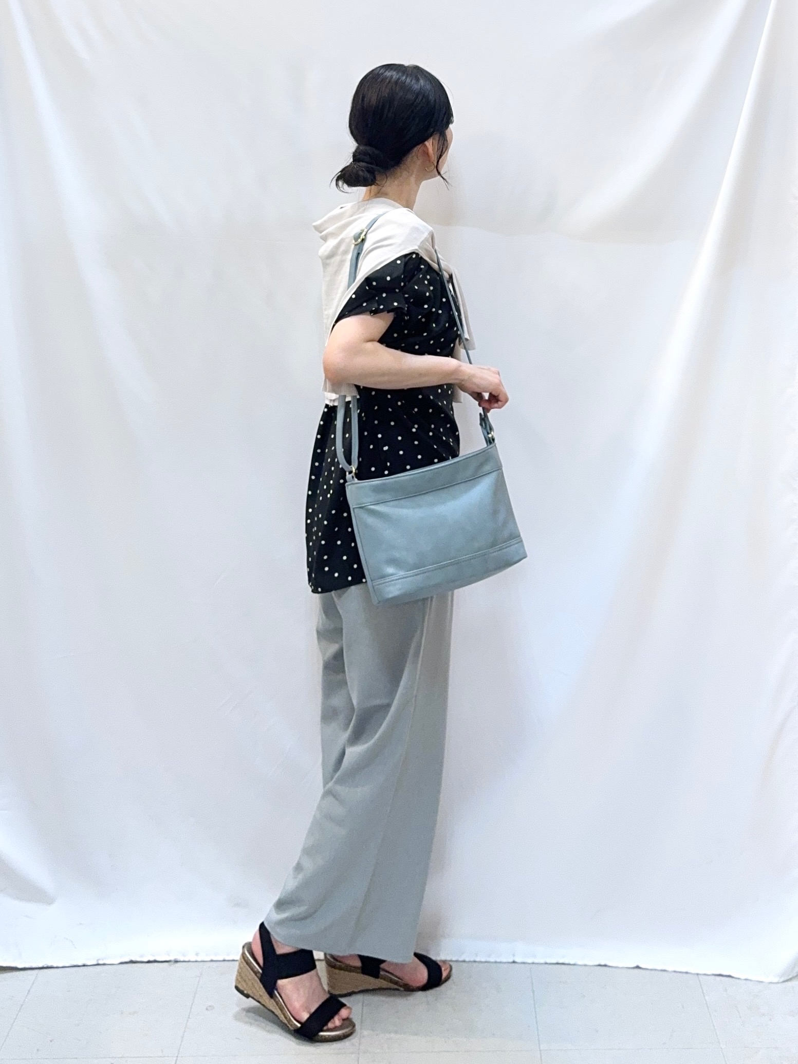 𝐇𝐢𝐫𝐨𝐦𝐢さんの「SHOO･LA･RUE｜【洗濯機可/UV】さらっとしたタッチが心地よい ショート丈 Vネックカーディガン」を使ったコーディネート