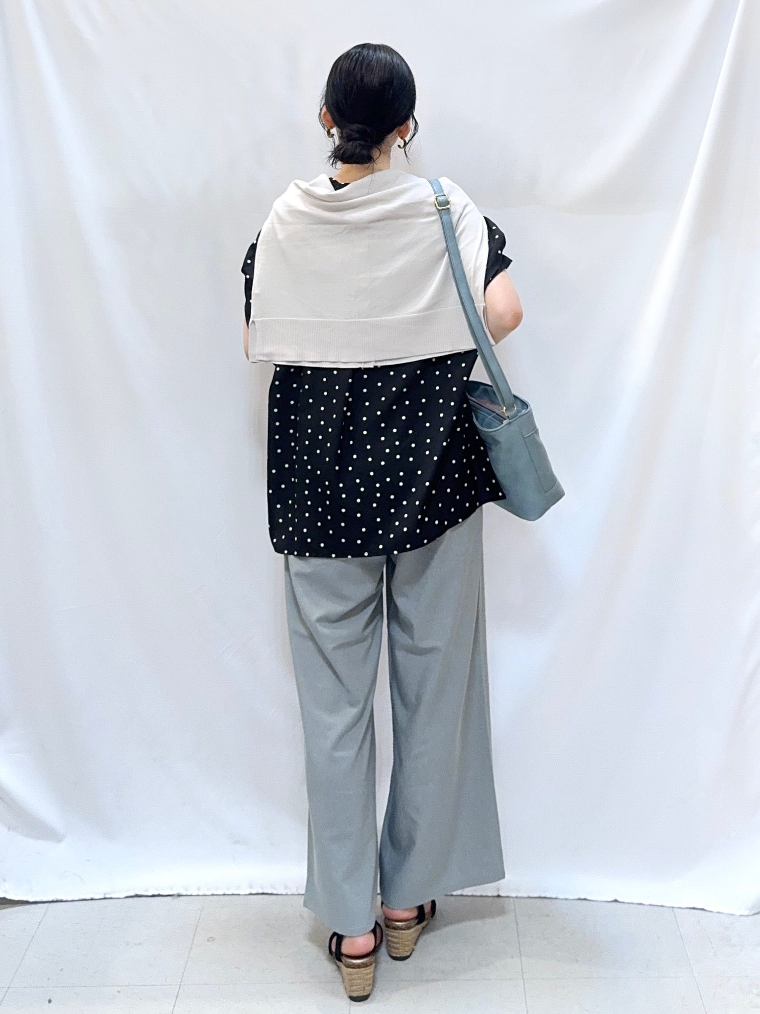 𝐇𝐢𝐫𝐨𝐦𝐢さんの「SHOO･LA･RUE｜【洗濯機可/UV】さらっとしたタッチが心地よい ショート丈 Vネックカーディガン」を使ったコーディネート