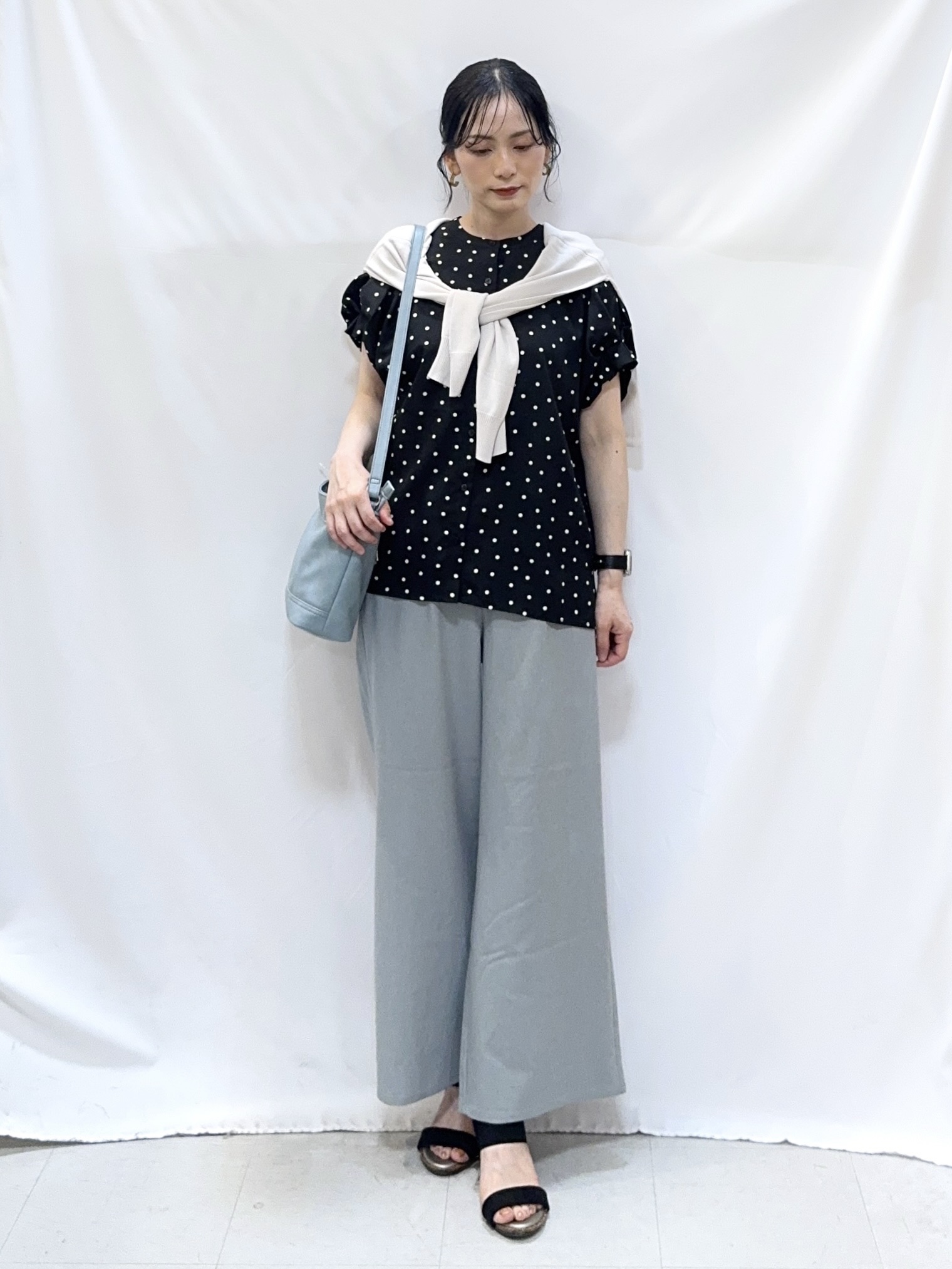𝐇𝐢𝐫𝐨𝐦𝐢さんの「SHOO･LA･RUE｜【洗濯機可/UV】さらっとしたタッチが心地よい ショート丈 Vネックカーディガン」を使ったコーディネート