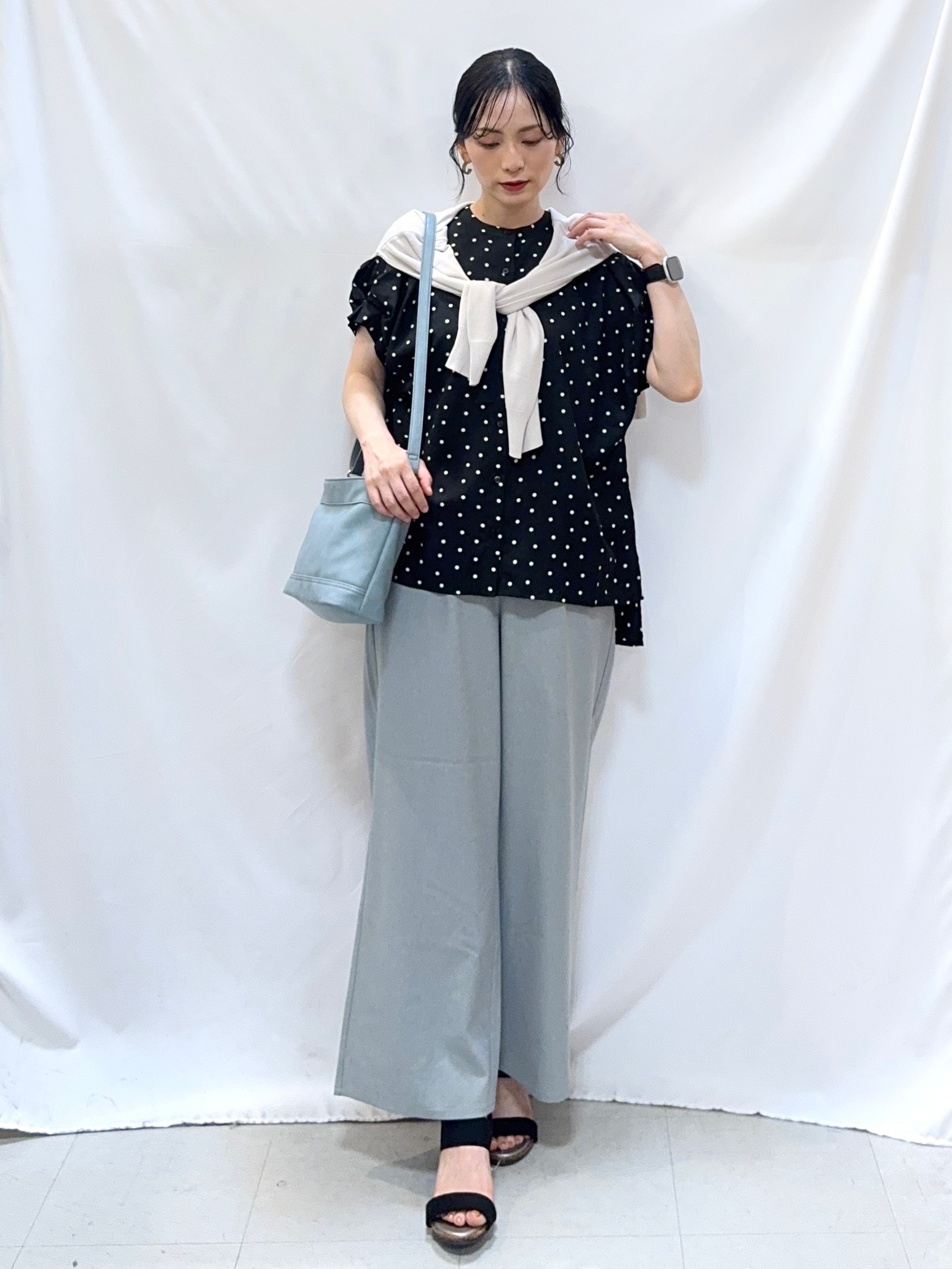 𝐇𝐢𝐫𝐨𝐦𝐢さんの「SHOO･LA･RUE｜【洗濯機可/UV】さらっとしたタッチが心地よい ショート丈 Vネックカーディガン」を使ったコーディネート