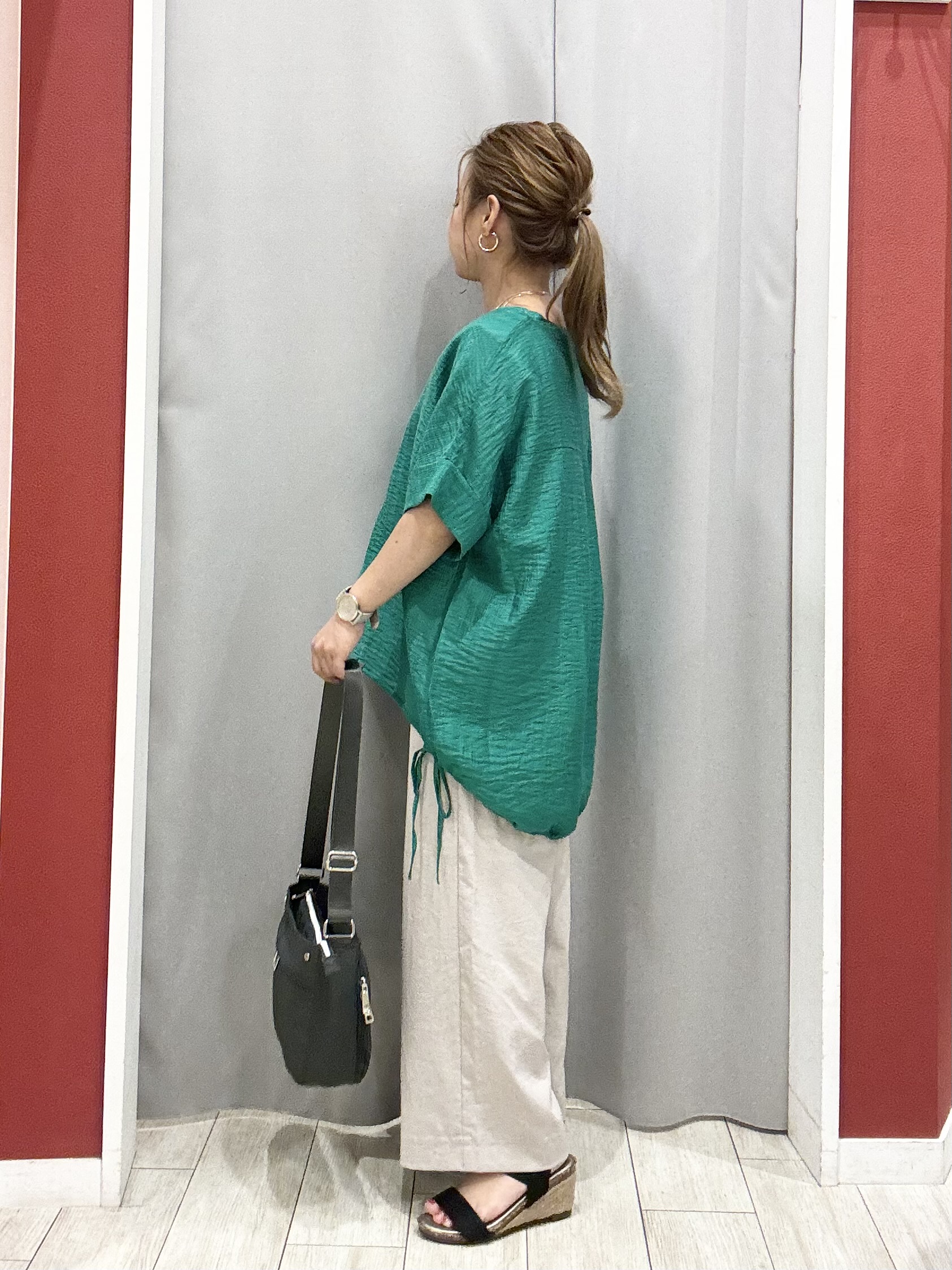 shioさんの「SHOO･LA･RUE｜【高レビュー/体型カバー】インせず着られる スキッパー裾リボンブラウス」を使ったコーディネート