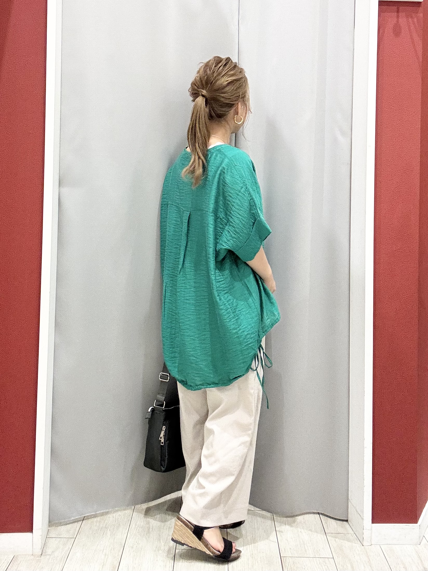 shioさんの「SHOO･LA･RUE｜【高レビュー/体型カバー】インせず着られる スキッパー裾リボンブラウス」を使ったコーディネート