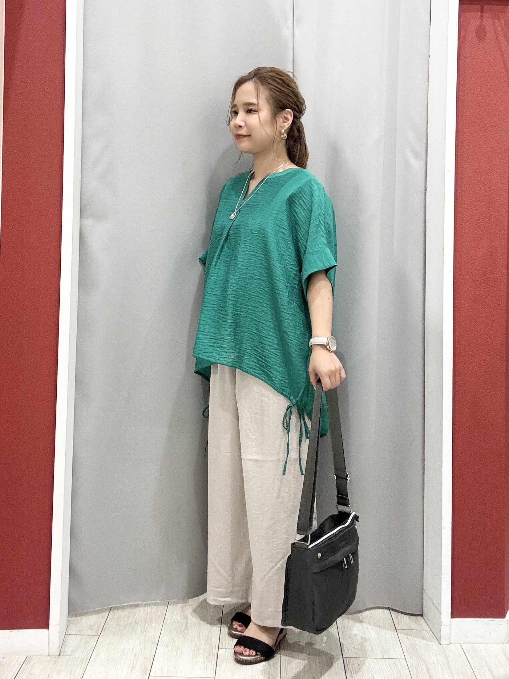 shioさんの「SHOO･LA･RUE｜【高レビュー/体型カバー】インせず着られる スキッパー裾リボンブラウス」を使ったコーディネート
