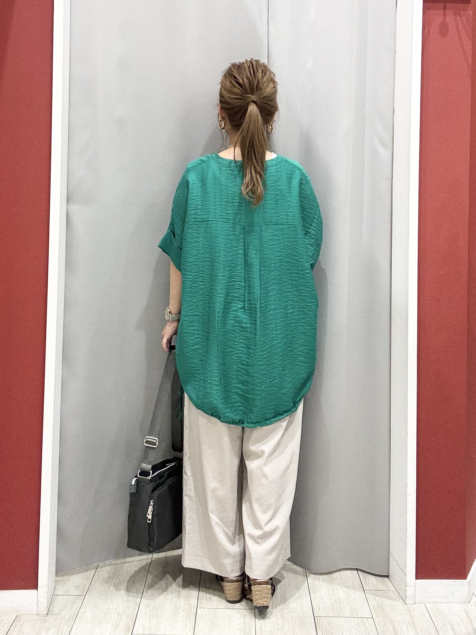 shioさんの「SHOO･LA･RUE｜【高レビュー/体型カバー】インせず着られる スキッパー裾リボンブラウス」を使ったコーディネート