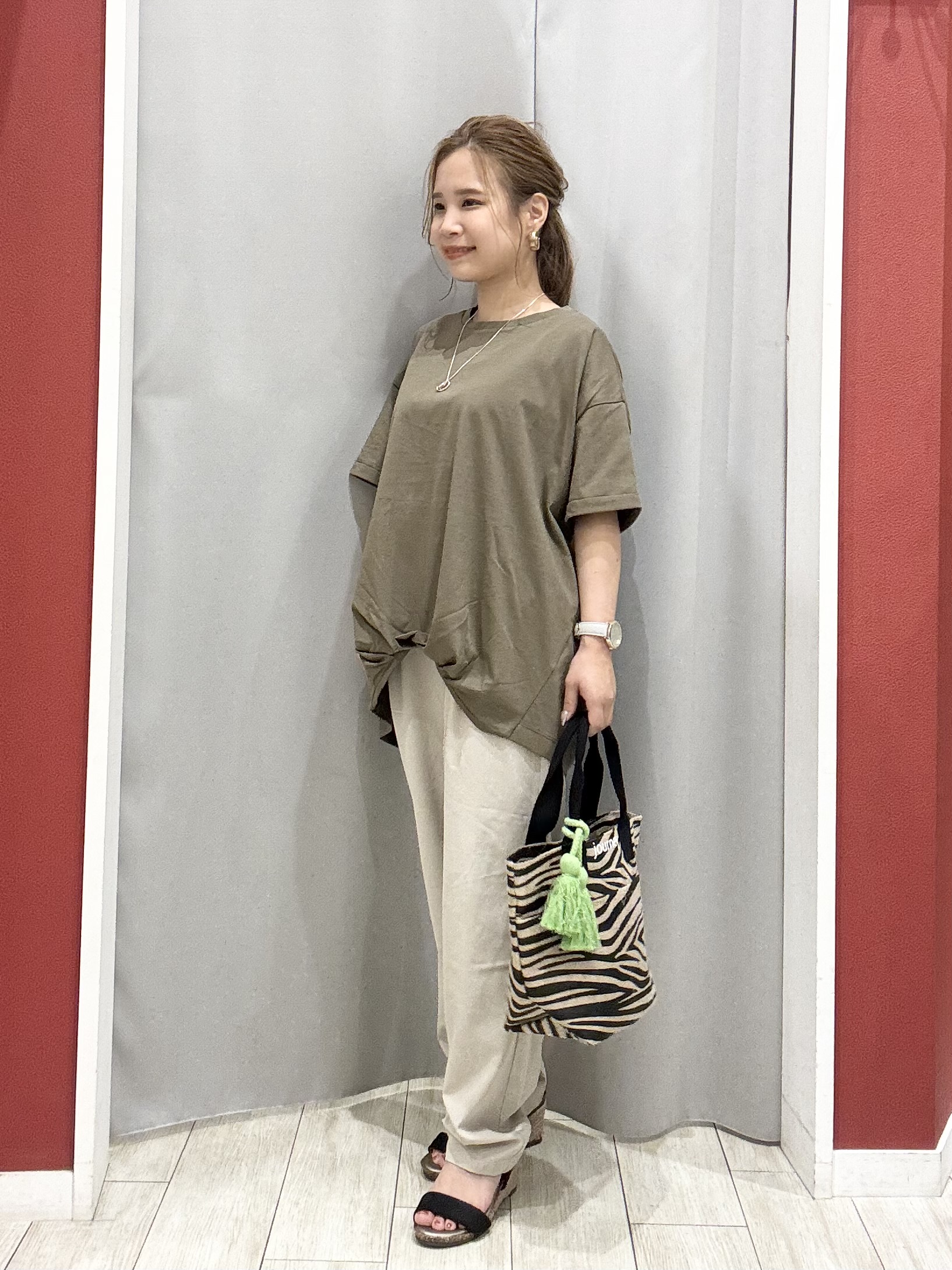 shioさんの「SHOO･LA･RUE｜【体型カバー/S-LL/洗濯機可】インせず決まる フロントタックデザインTシャツ」を使ったコーディネート