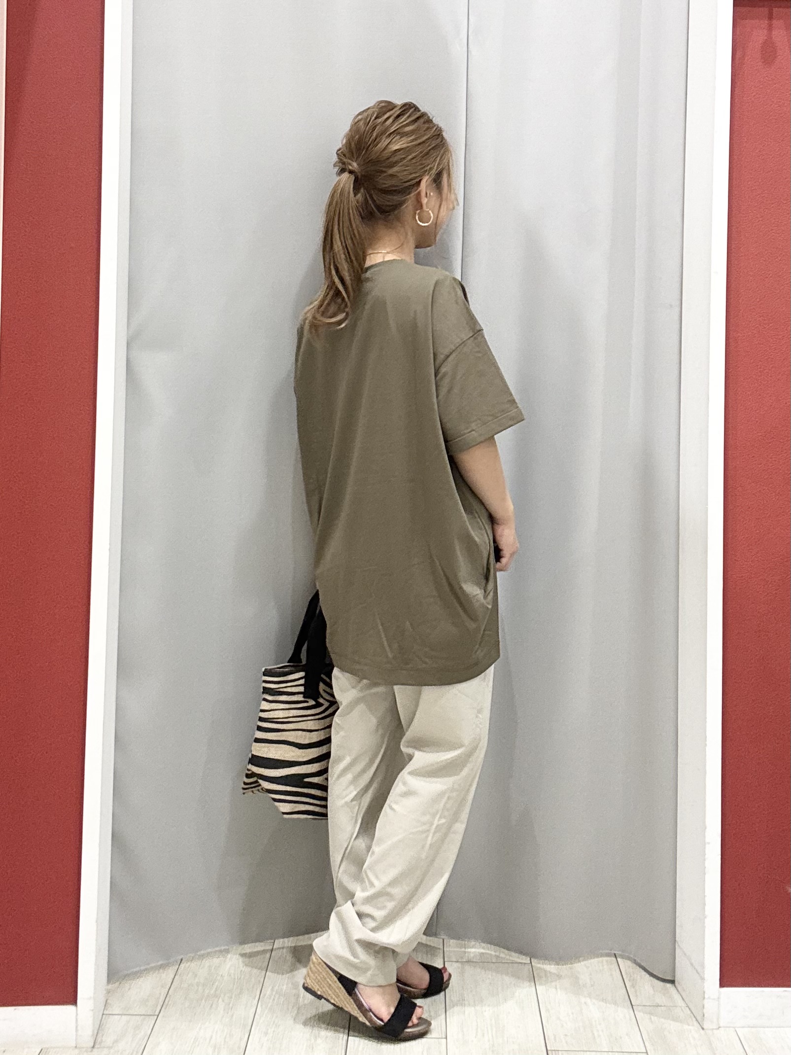 shioさんの「SHOO･LA･RUE｜【体型カバー/S-LL/洗濯機可】インせず決まる フロントタックデザインTシャツ」を使ったコーディネート