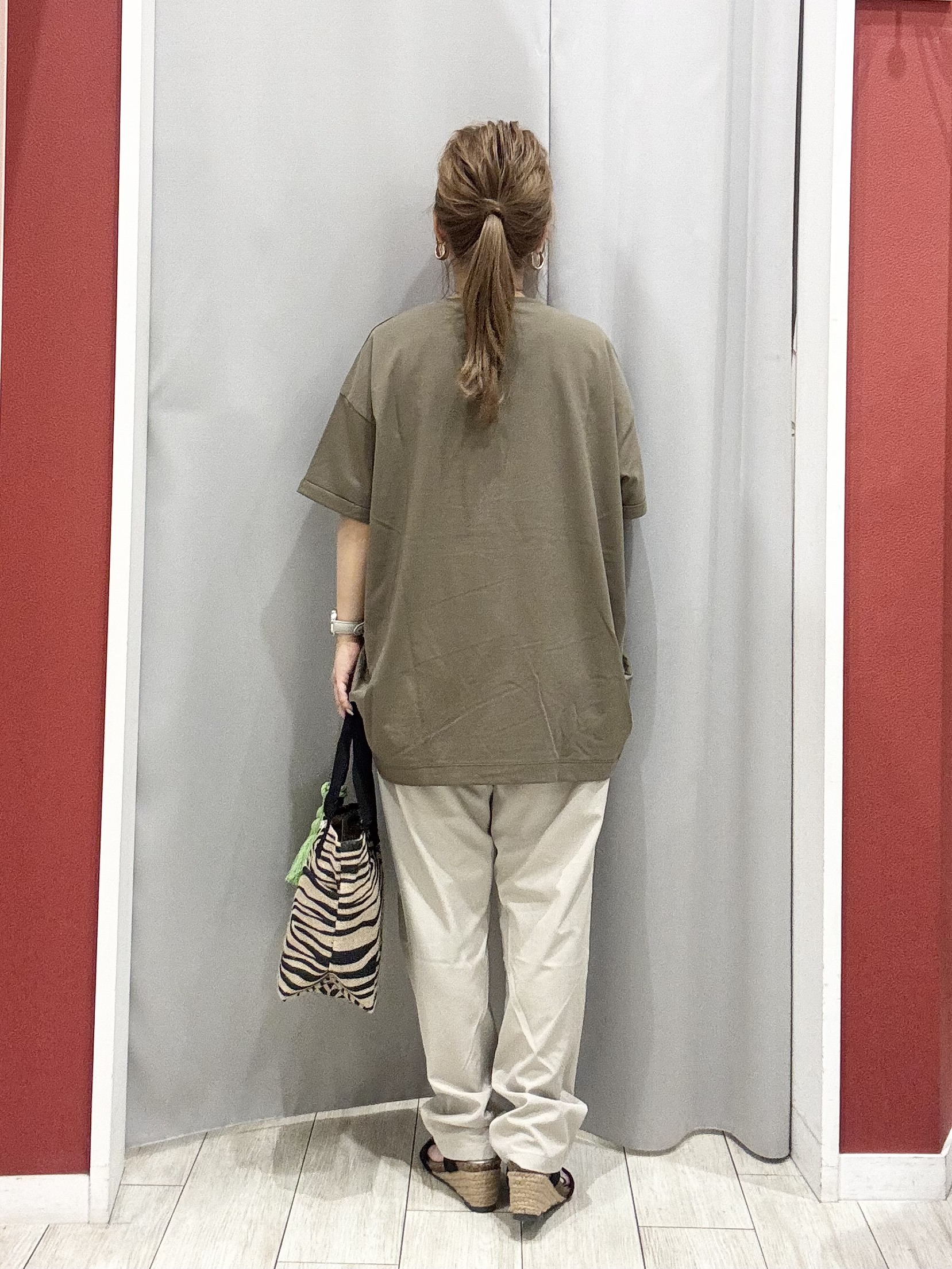 shioさんの「SHOO･LA･RUE｜【体型カバー/S-LL/洗濯機可】インせず決まる フロントタックデザインTシャツ」を使ったコーディネート