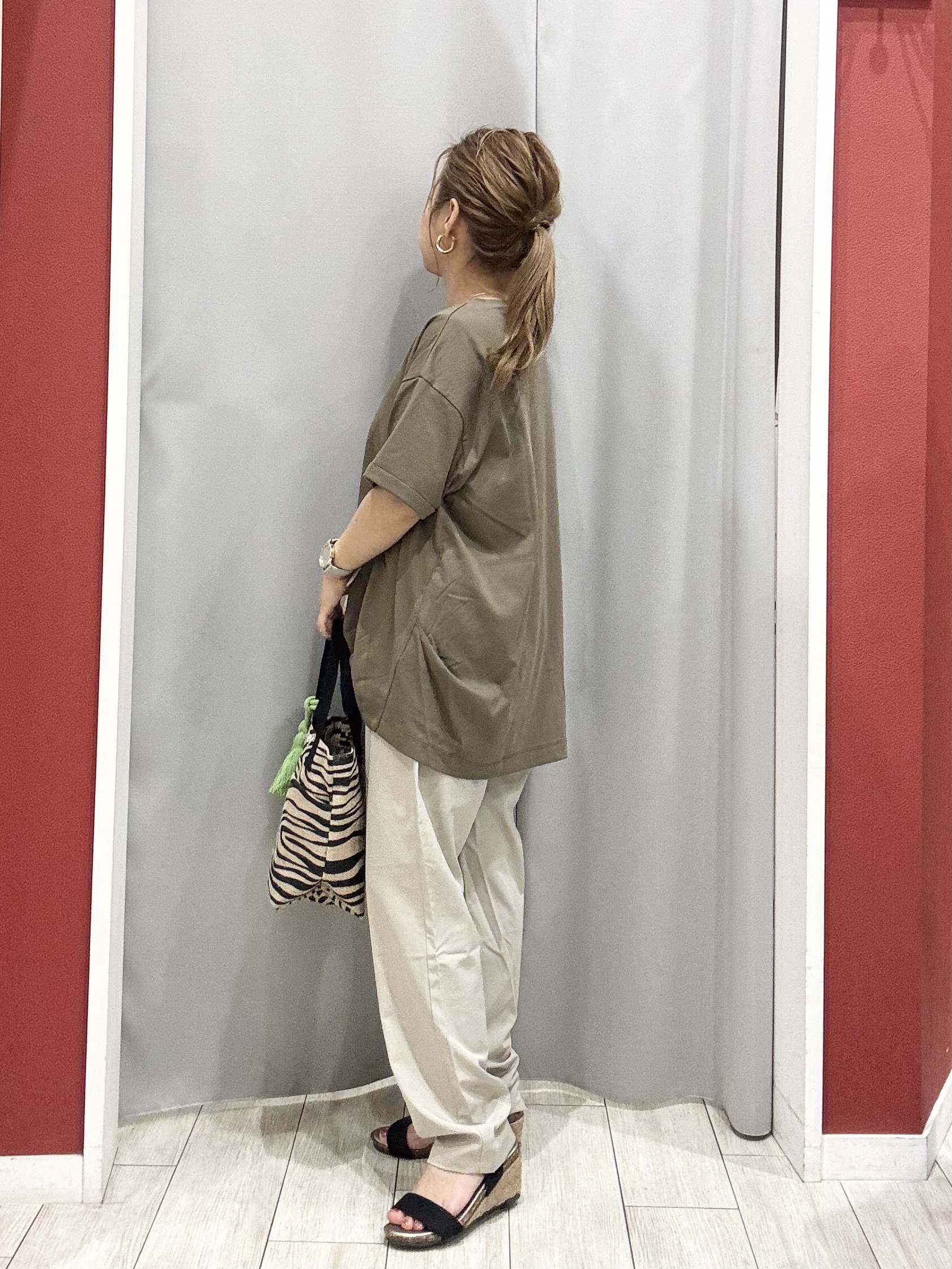 shioさんの「SHOO･LA･RUE｜【体型カバー/S-LL/洗濯機可】インせず決まる フロントタックデザインTシャツ」を使ったコーディネート