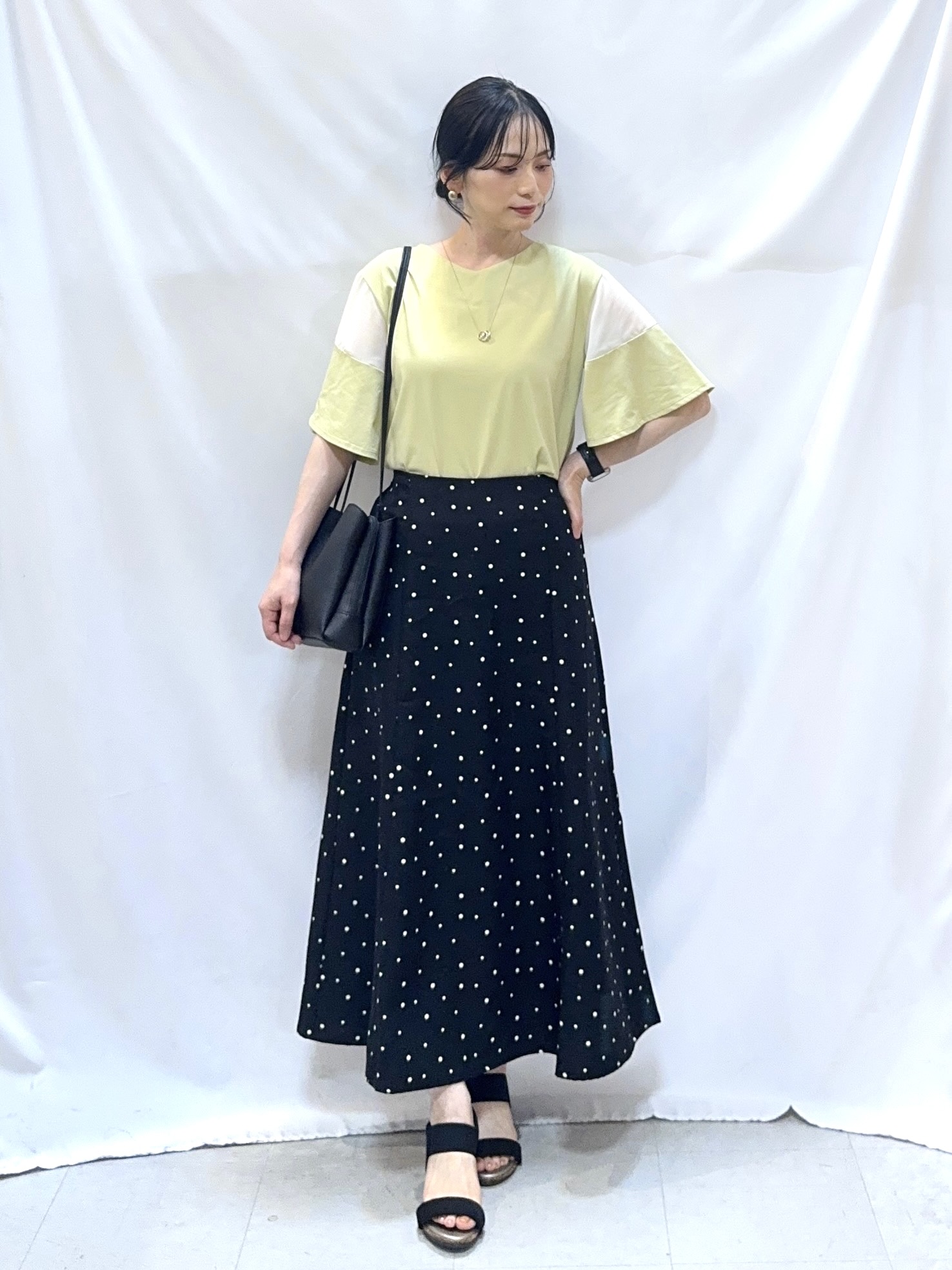 𝐇𝐢𝐫𝐨𝐦𝐢さんの「SHOO･LA･RUE｜【S-LL/洗濯機可/体型カバー】フレアスリーブで二の腕を自然に隠せる 浅VネックTシャツ」を使ったコーディネート