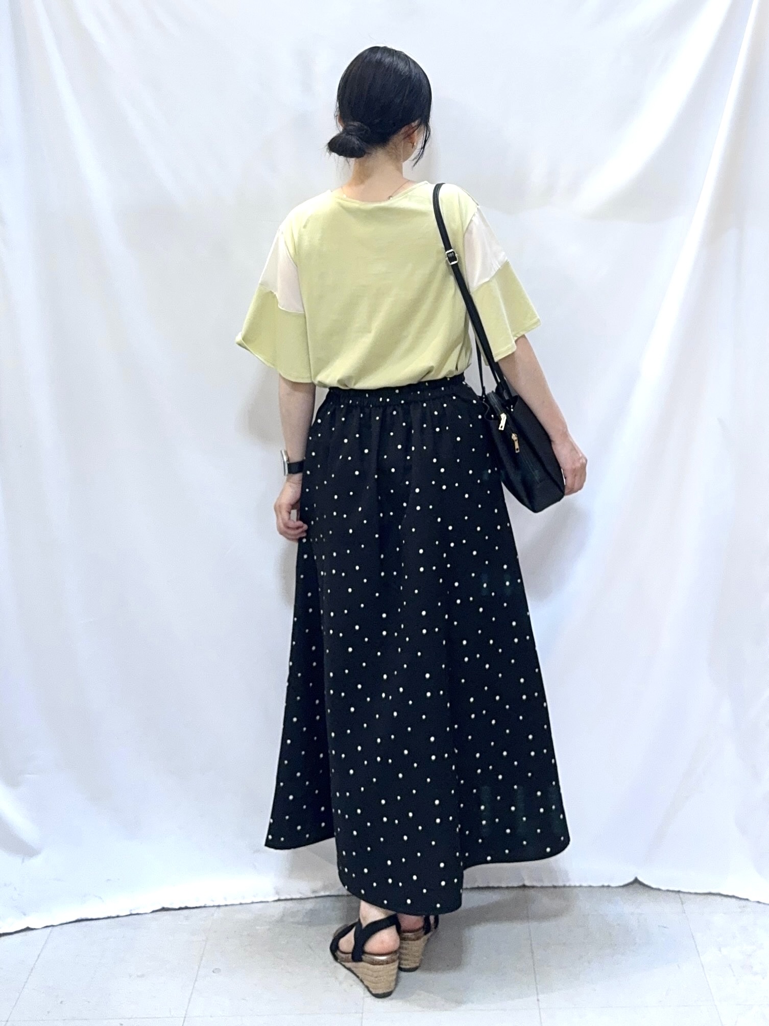 𝐇𝐢𝐫𝐨𝐦𝐢さんの「SHOO･LA･RUE｜【S-LL/洗濯機可/体型カバー】フレアスリーブで二の腕を自然に隠せる 浅VネックTシャツ」を使ったコーディネート