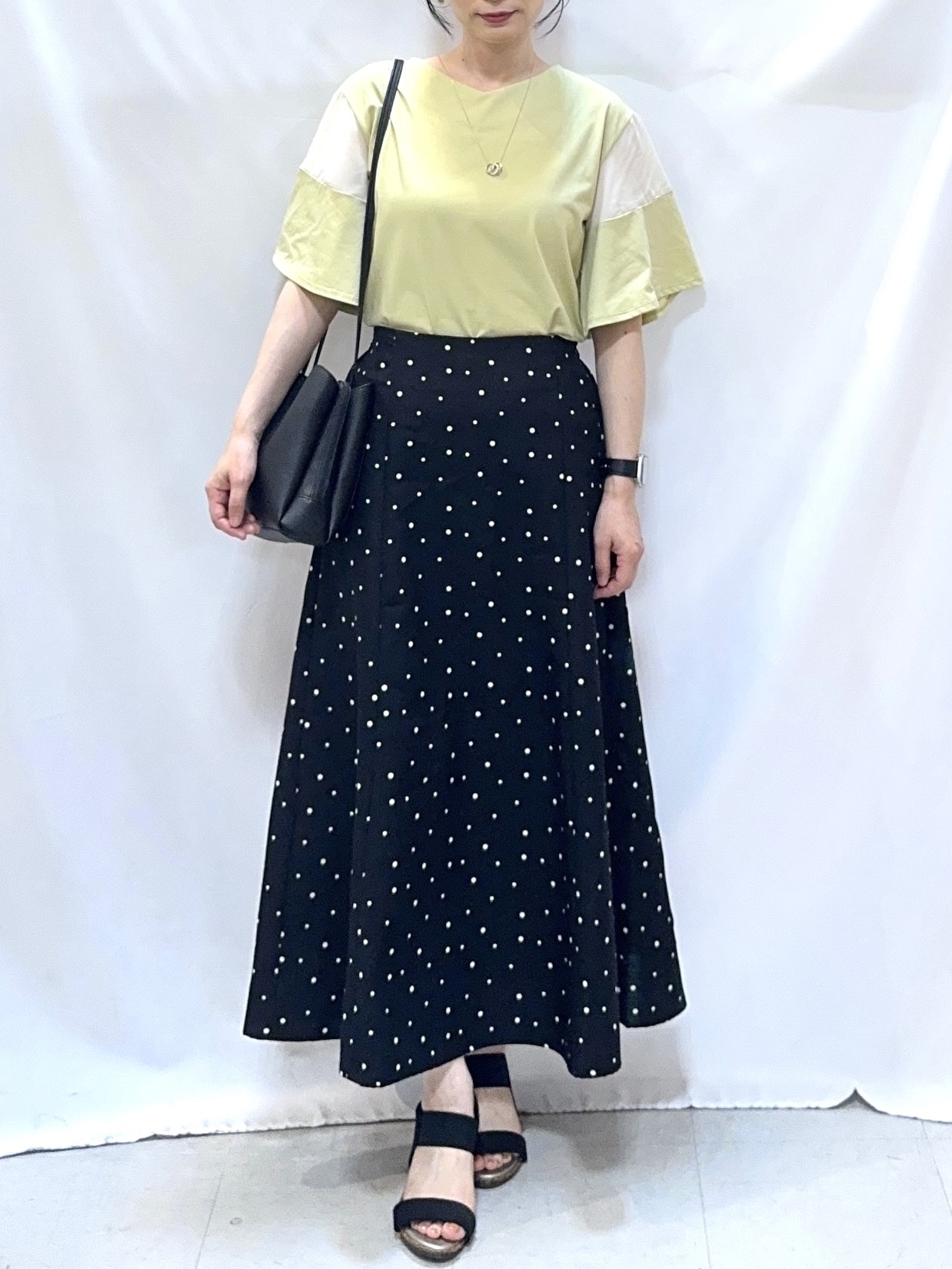 𝐇𝐢𝐫𝐨𝐦𝐢さんの「SHOO･LA･RUE｜【S-LL/洗濯機可/体型カバー】フレアスリーブで二の腕を自然に隠せる 浅VネックTシャツ」を使ったコーディネート