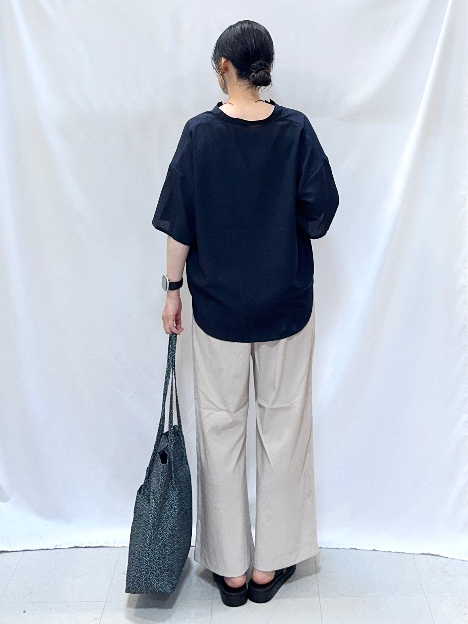 𝐇𝐢𝐫𝐨𝐦𝐢さんの「SHOO･LA･RUE｜【洗濯機可/S-LL】大人の抜け感 ゆるっと5分袖シャツ」を使ったコーディネート