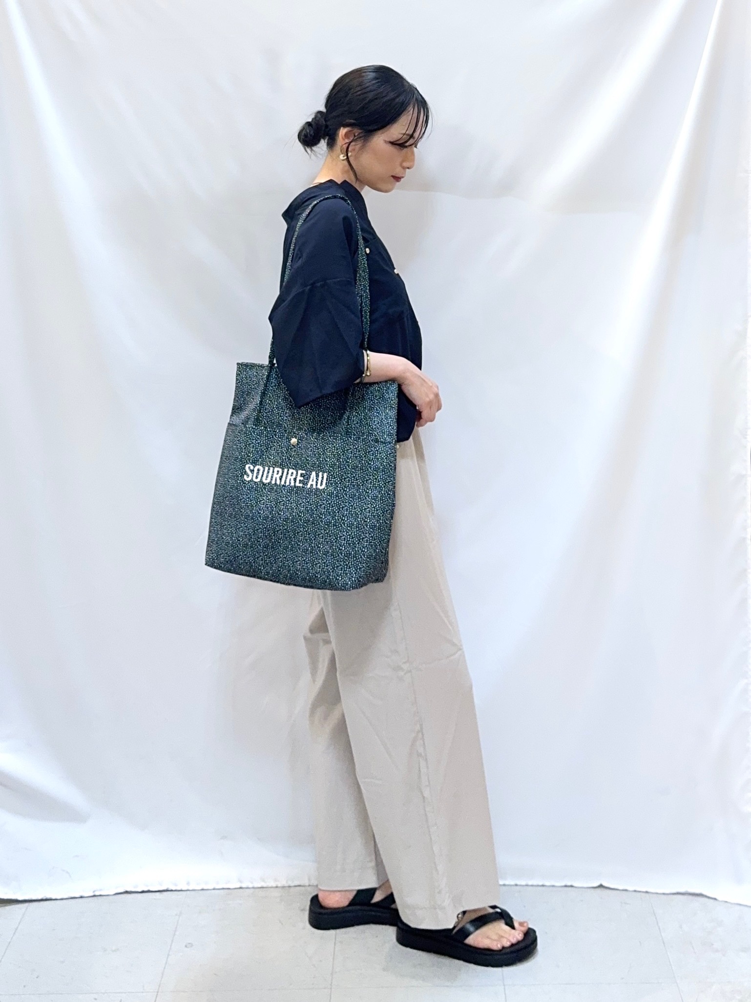 𝐇𝐢𝐫𝐨𝐦𝐢さんの「SHOO･LA･RUE｜【洗濯機可/S-LL】大人の抜け感 ゆるっと5分袖シャツ」を使ったコーディネート