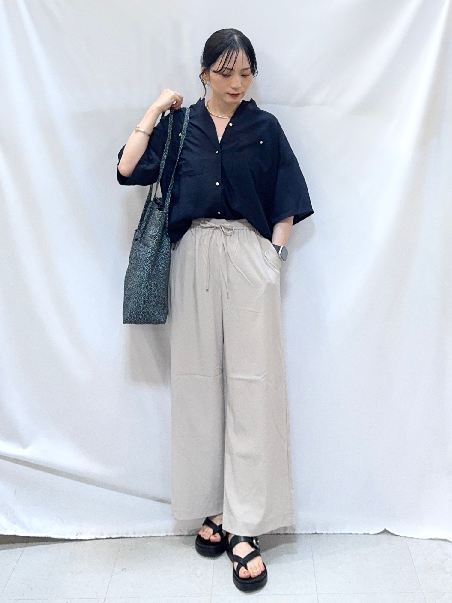 𝐇𝐢𝐫𝐨𝐦𝐢さんの「SHOO･LA･RUE｜【洗濯機可/S-LL】大人の抜け感 ゆるっと5分袖シャツ」を使ったコーディネート