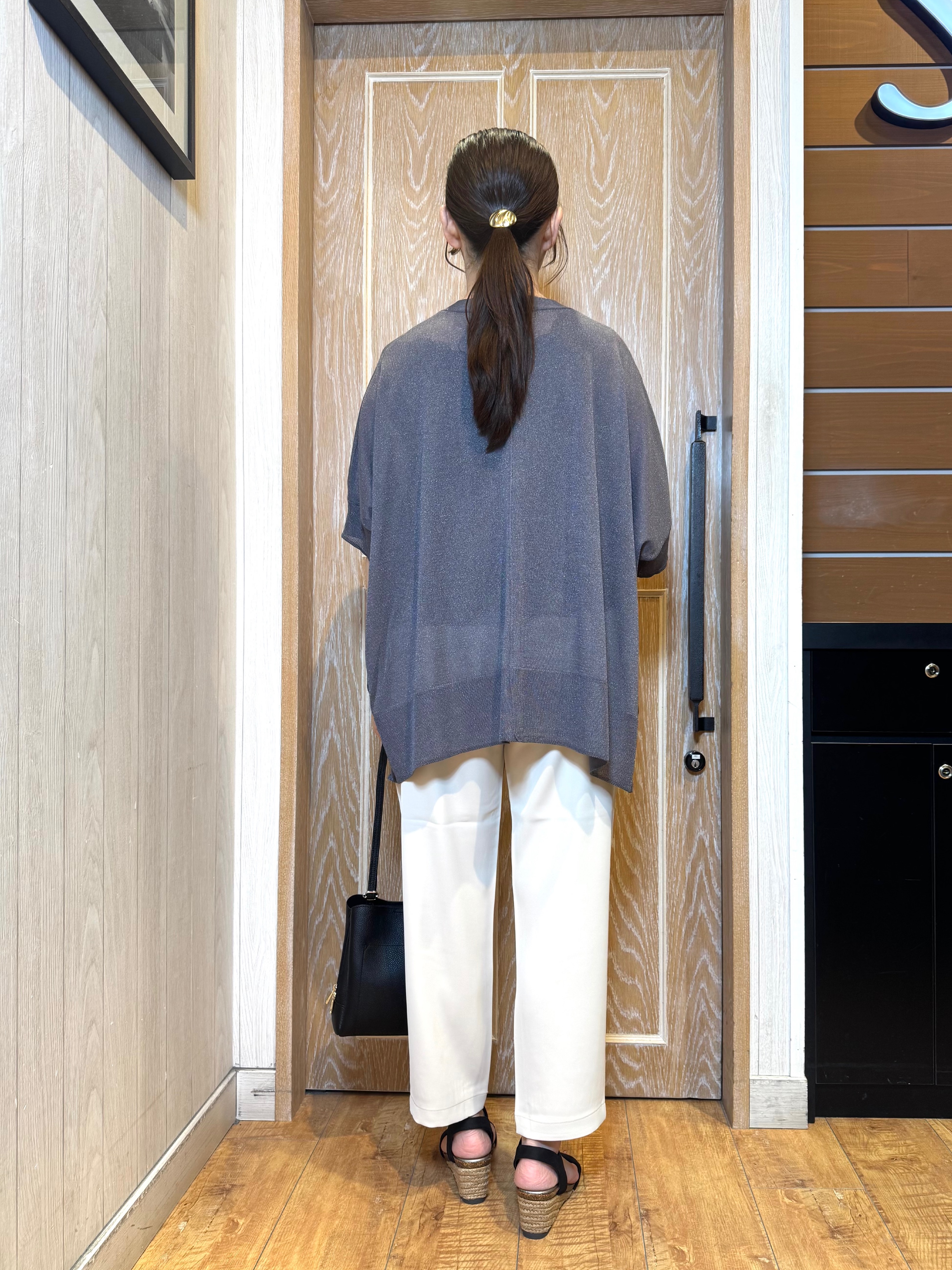 KAORIさんの「SHOO･LA･RUE｜【洗濯機可/体型カバー】上品ラメがきらめく シアーポンチョ風カーディガン」を使ったコーディネート