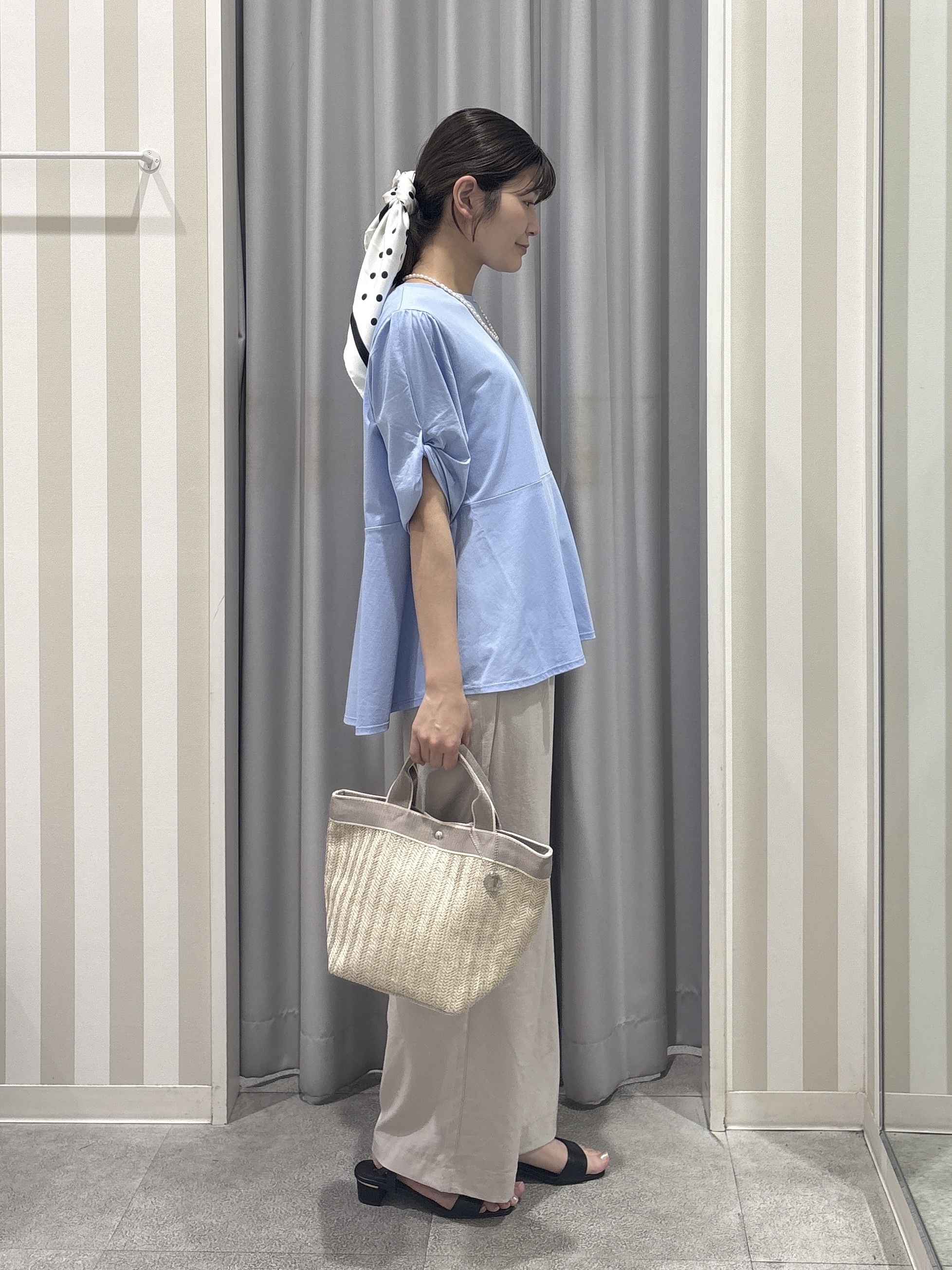 Rikaさんの「SHOO･LA･RUE｜【S-LL/洗濯機可】切り替えラインでスタイルアップ お袖ねじり ペプラムトップス」を使ったコーディネート