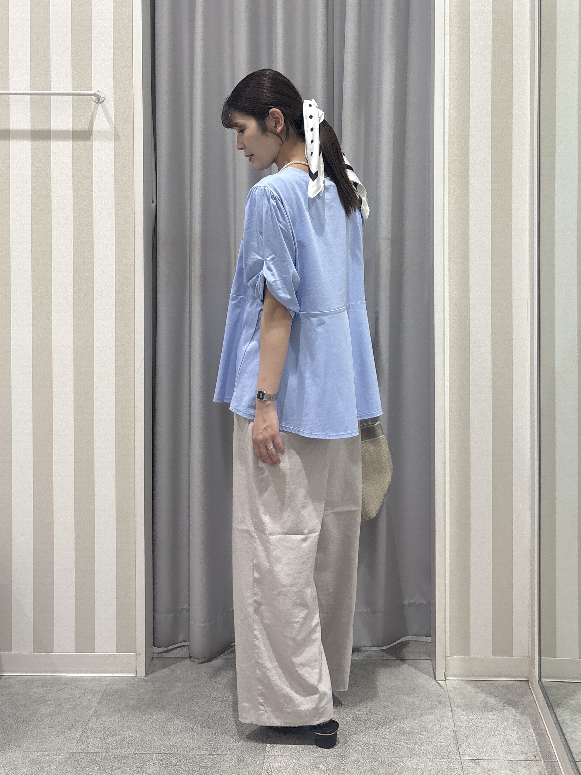 Rikaさんの「SHOO･LA･RUE｜【S-LL/洗濯機可】切り替えラインでスタイルアップ お袖ねじり ペプラムトップス」を使ったコーディネート