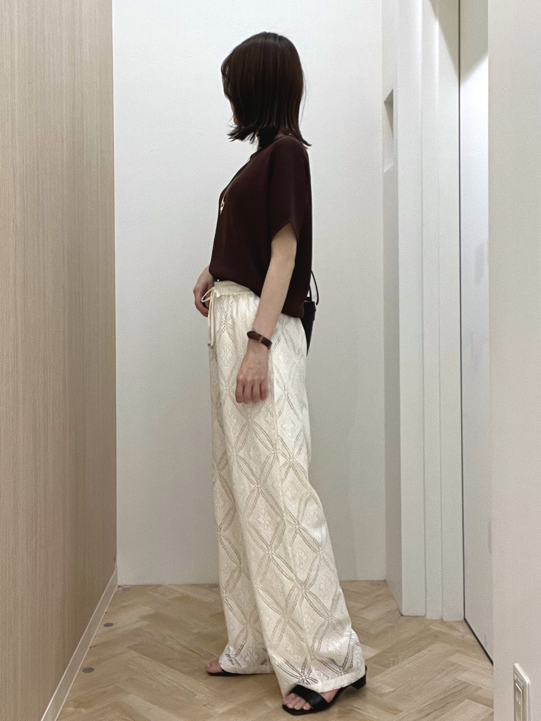  おまつさんの「grove｜【シリーズ累計36万枚！名品ニット】やわらかドライタッチ ドルマンニット」を使ったコーディネート