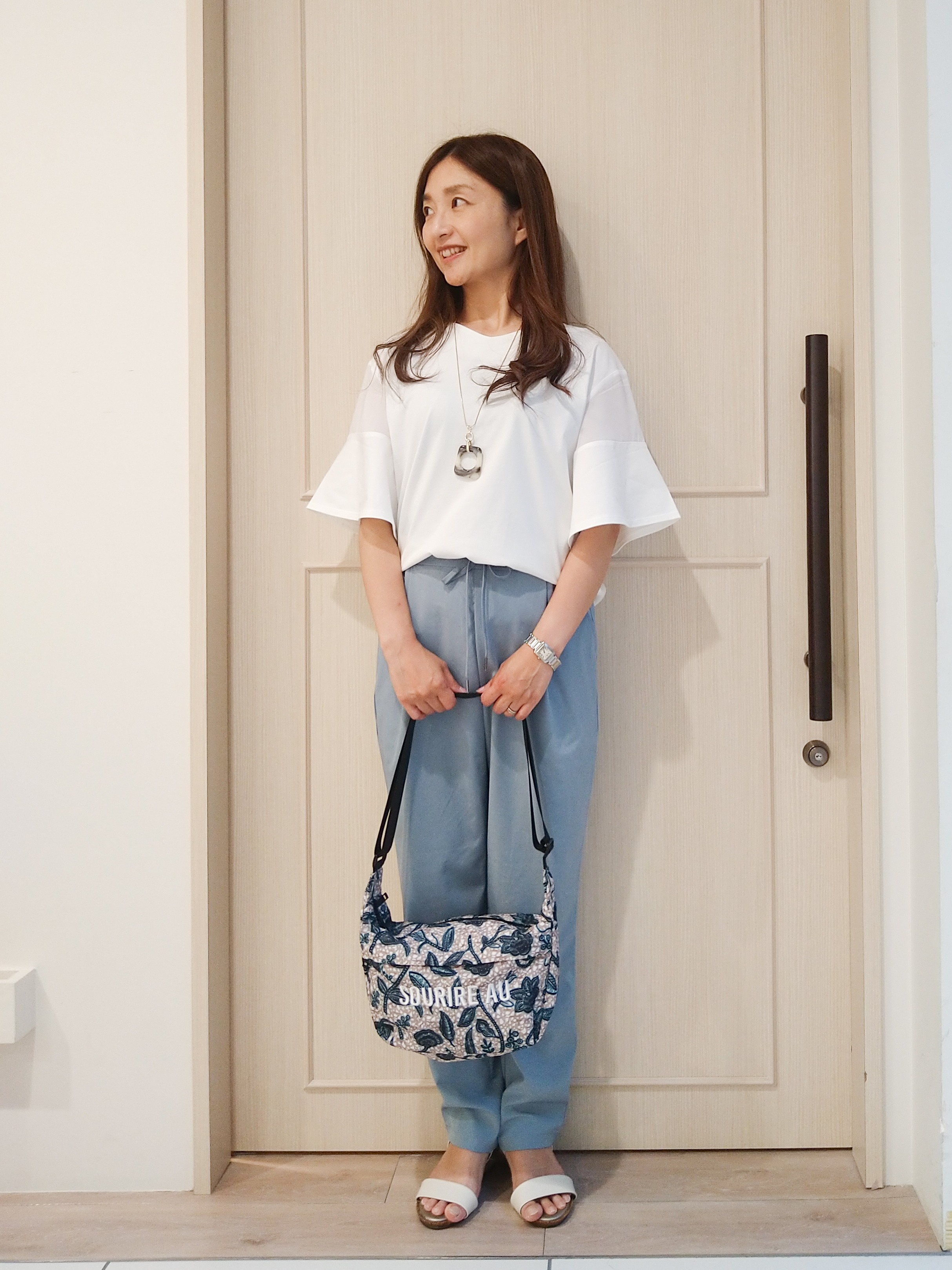 mi-saさんの「SHOO･LA･RUE｜【S-LL/洗濯機可/体型カバー】フレアスリーブで二の腕を自然に隠せる 浅VネックTシャツ」を使ったコーディネート