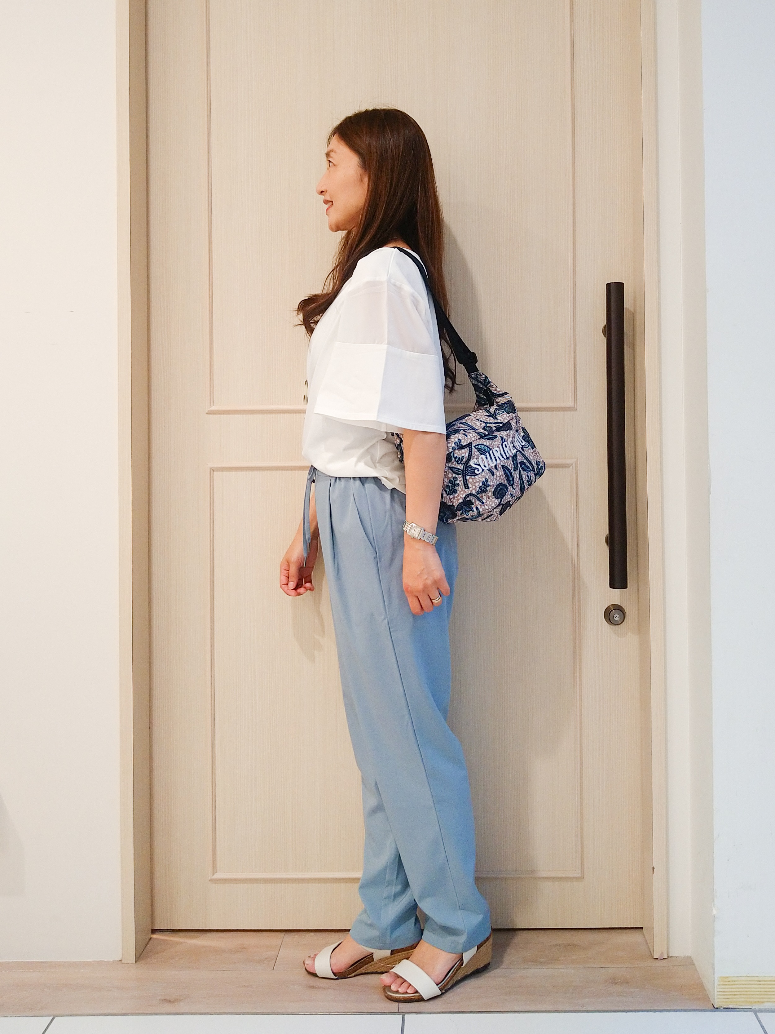 mi-saさんの「SHOO･LA･RUE｜【S-LL/洗濯機可/体型カバー】フレアスリーブで二の腕を自然に隠せる 浅VネックTシャツ」を使ったコーディネート