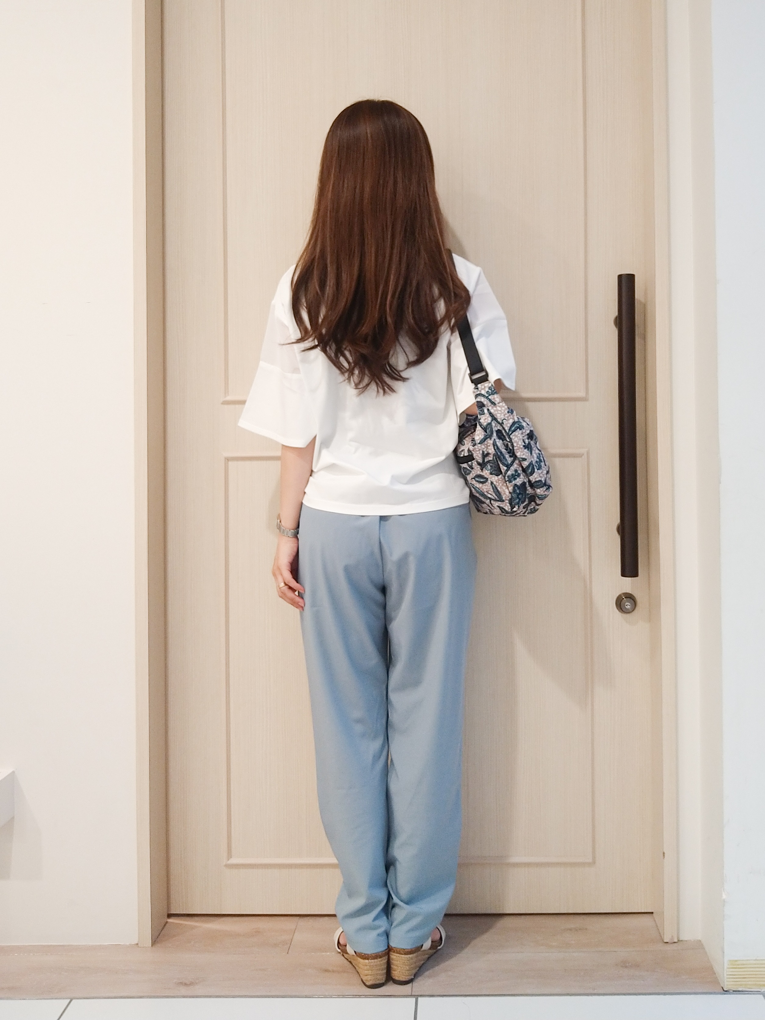 mi-saさんの「SHOO･LA･RUE｜【S-LL/洗濯機可/体型カバー】フレアスリーブで二の腕を自然に隠せる 浅VネックTシャツ」を使ったコーディネート