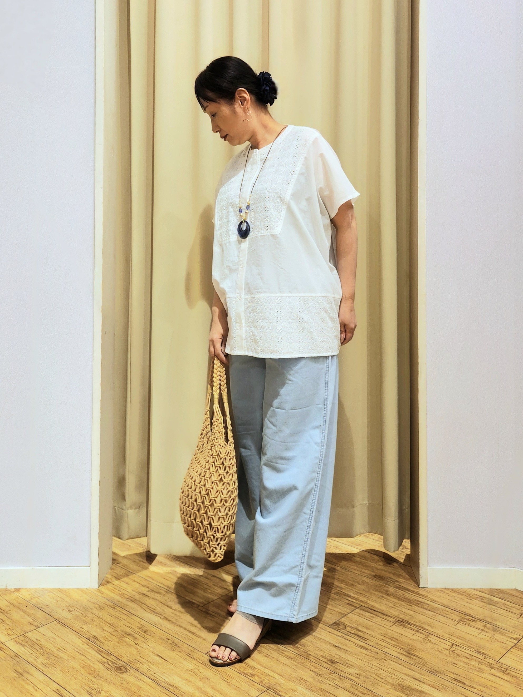 くまさんの「SHOO･LA･RUE｜【体型カバー/S~LL】インせず着られて刺繍が目を引く 切替ノーカラーブラウス」を使ったコーディネート