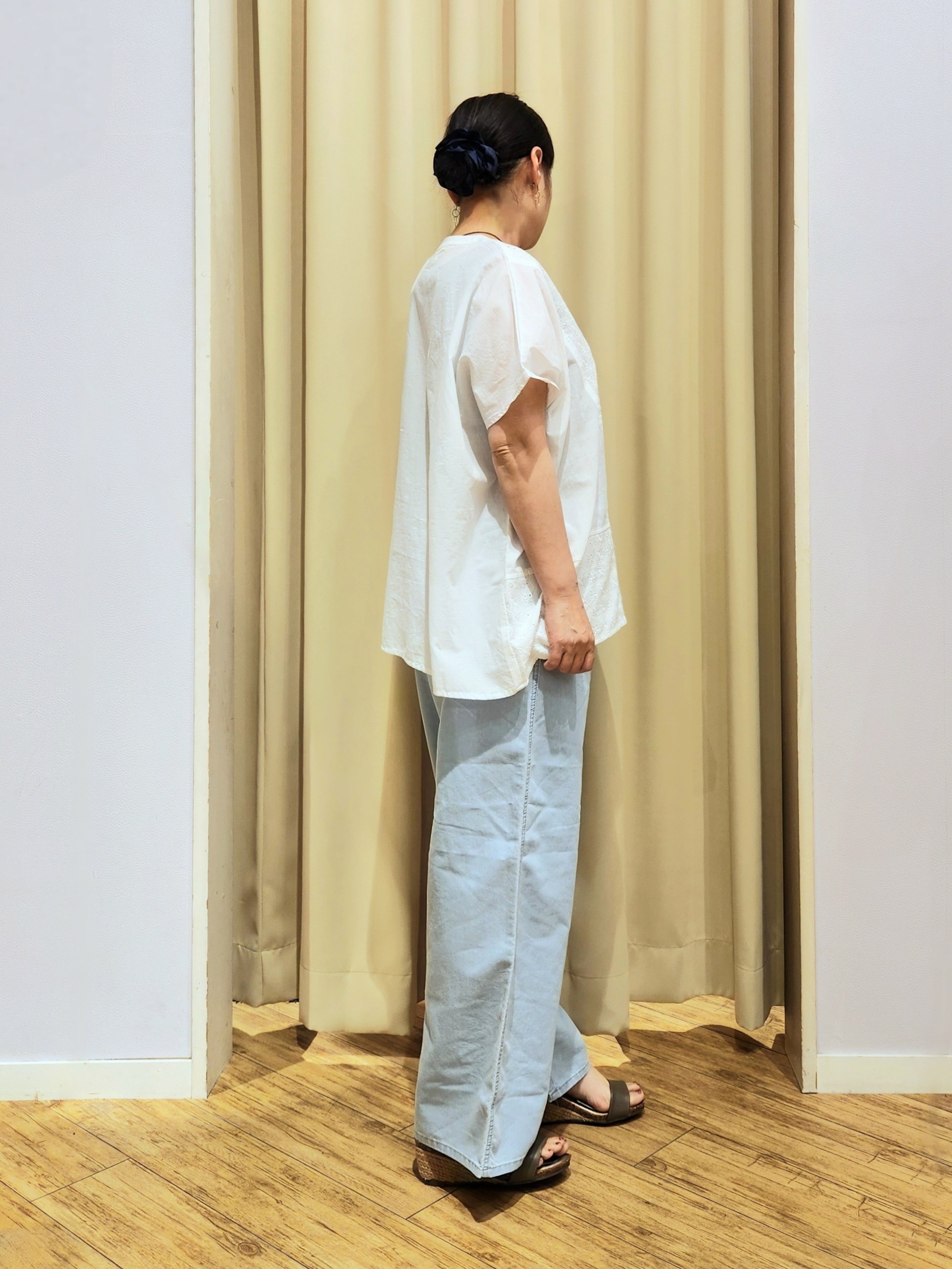 くまさんの「SHOO･LA･RUE｜【体型カバー/S~LL】インせず着られて刺繍が目を引く 切替ノーカラーブラウス」を使ったコーディネート