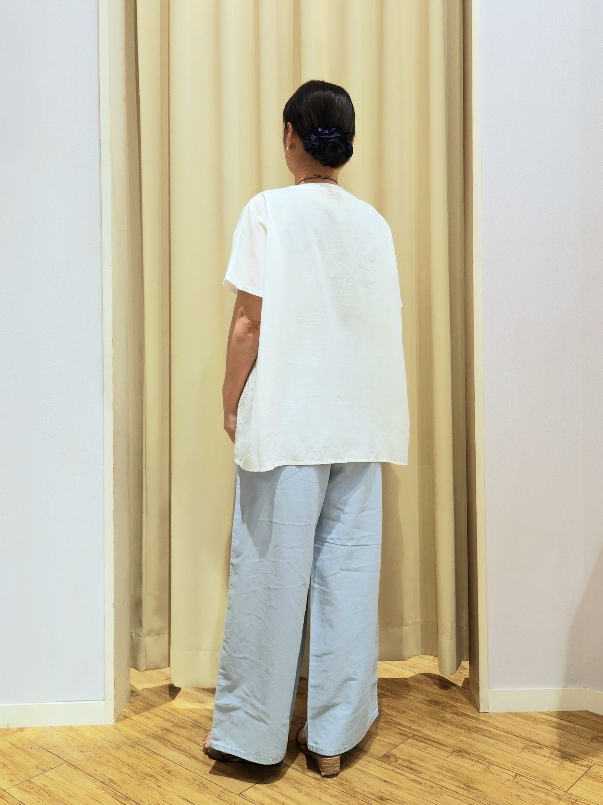 くまさんの「SHOO･LA･RUE｜【体型カバー/S~LL】インせず着られて刺繍が目を引く 切替ノーカラーブラウス」を使ったコーディネート