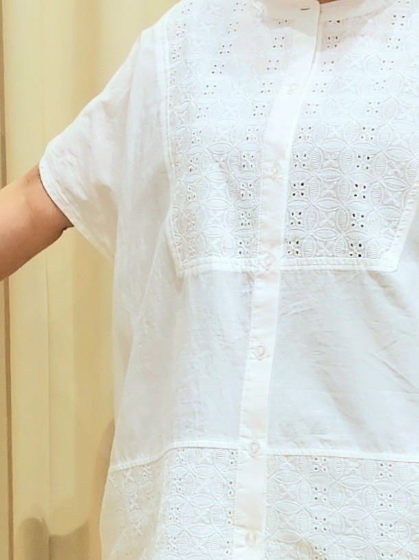 くまさんの「SHOO･LA･RUE｜【体型カバー/S~LL】インせず着られて刺繍が目を引く 切替ノーカラーブラウス」を使ったコーディネート