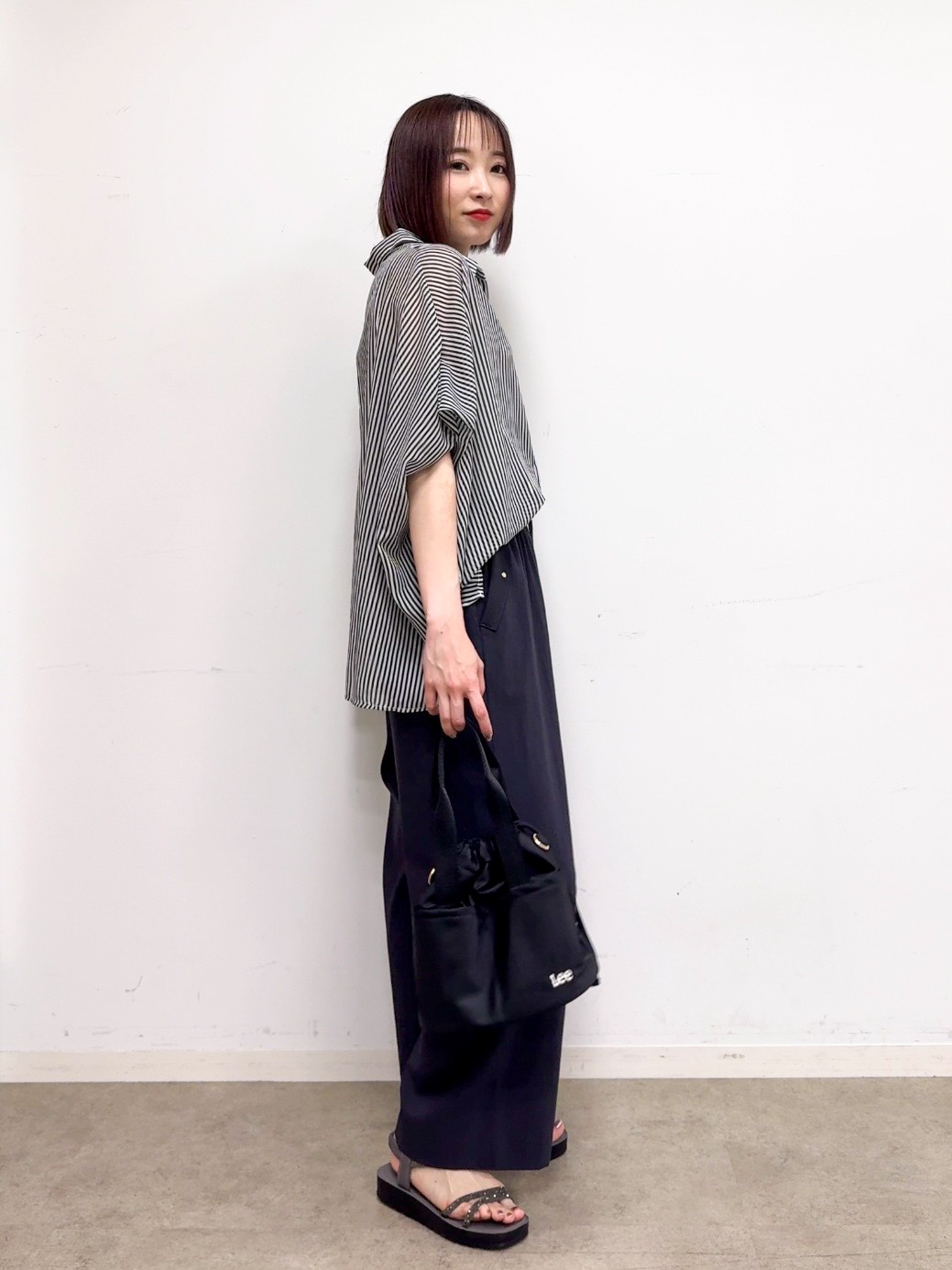 𝐜𝐡𝐢𝐤𝐚さんの「SHOO･LA･RUE｜【洗濯機可/体型カバー】羽織るだけで雰囲気変わる 柄アソート ポンチョ風シアーシャツ」を使ったコーディネート
