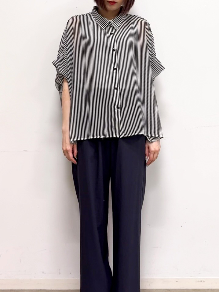 𝐜𝐡𝐢𝐤𝐚さんの「SHOO･LA･RUE｜【洗濯機可/体型カバー】羽織るだけで雰囲気変わる 柄アソート ポンチョ風シアーシャツ」を使ったコーディネート