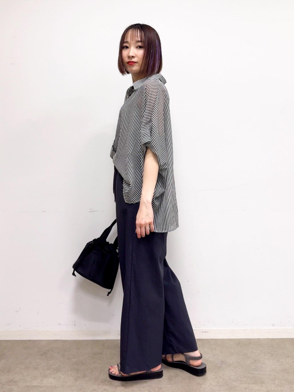 𝐜𝐡𝐢𝐤𝐚さんの「SHOO･LA･RUE｜【洗濯機可/体型カバー】羽織るだけで雰囲気変わる 柄アソート ポンチョ風シアーシャツ」を使ったコーディネート