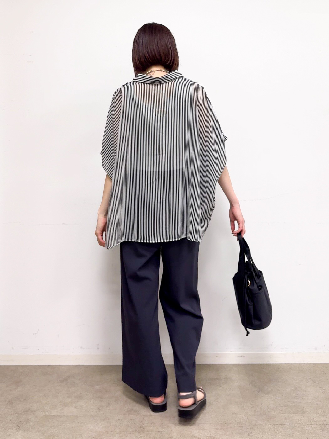 𝐜𝐡𝐢𝐤𝐚さんの「SHOO･LA･RUE｜【洗濯機可/体型カバー】羽織るだけで雰囲気変わる 柄アソート ポンチョ風シアーシャツ」を使ったコーディネート