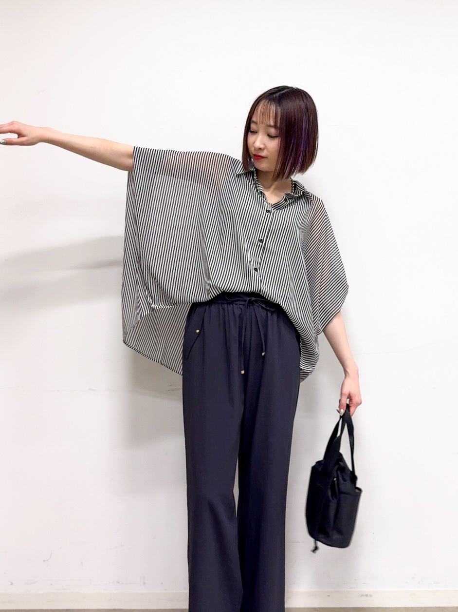 𝐜𝐡𝐢𝐤𝐚さんの「SHOO･LA･RUE｜【洗濯機可/体型カバー】羽織るだけで雰囲気変わる 柄アソート ポンチョ風シアーシャツ」を使ったコーディネート