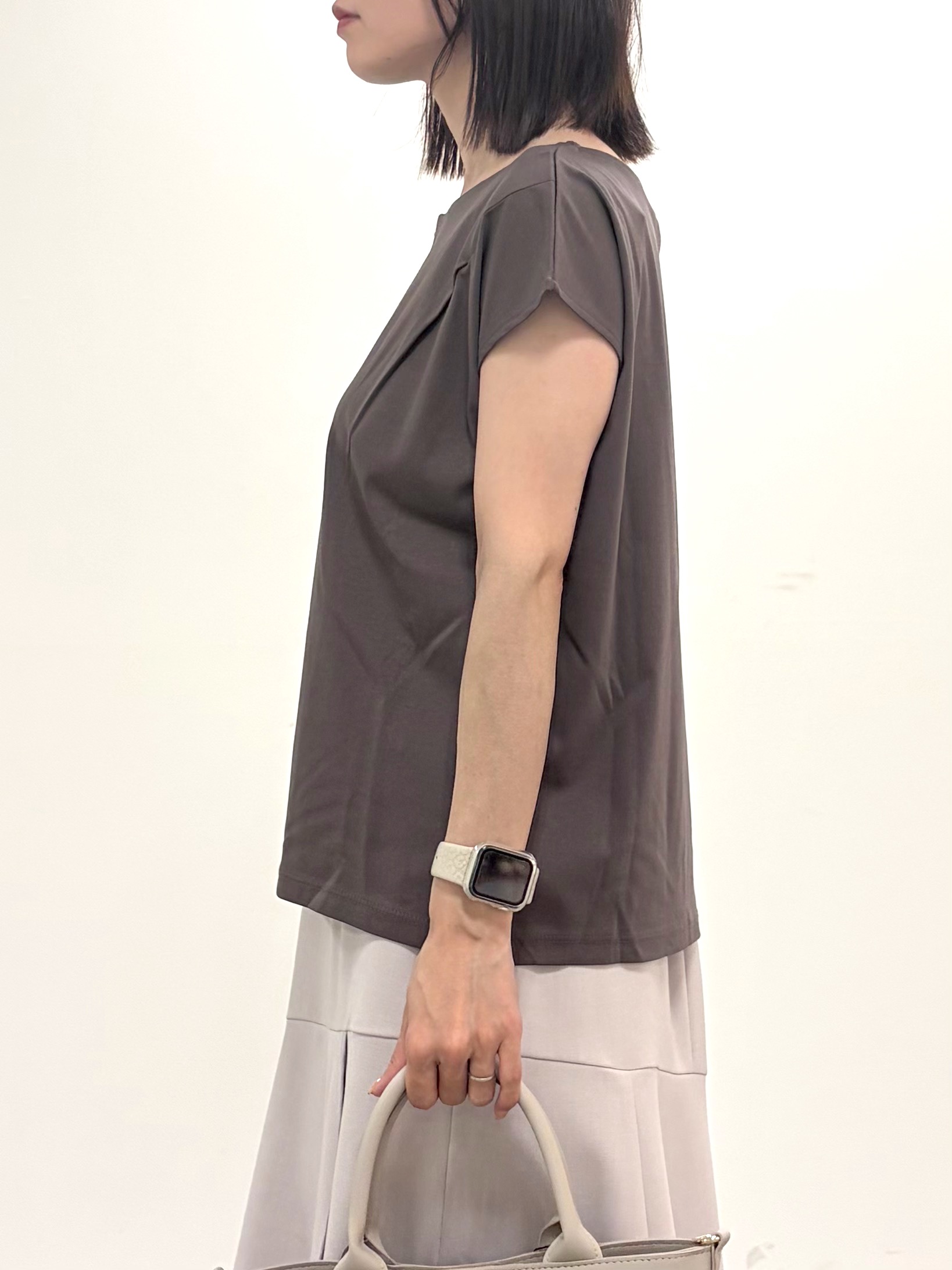 kozuさんの「index｜【接触冷感】ビジューキーネックフレンチトップス《UVケア／洗濯機OK／XS～3L／8col》」を使ったコーディネート