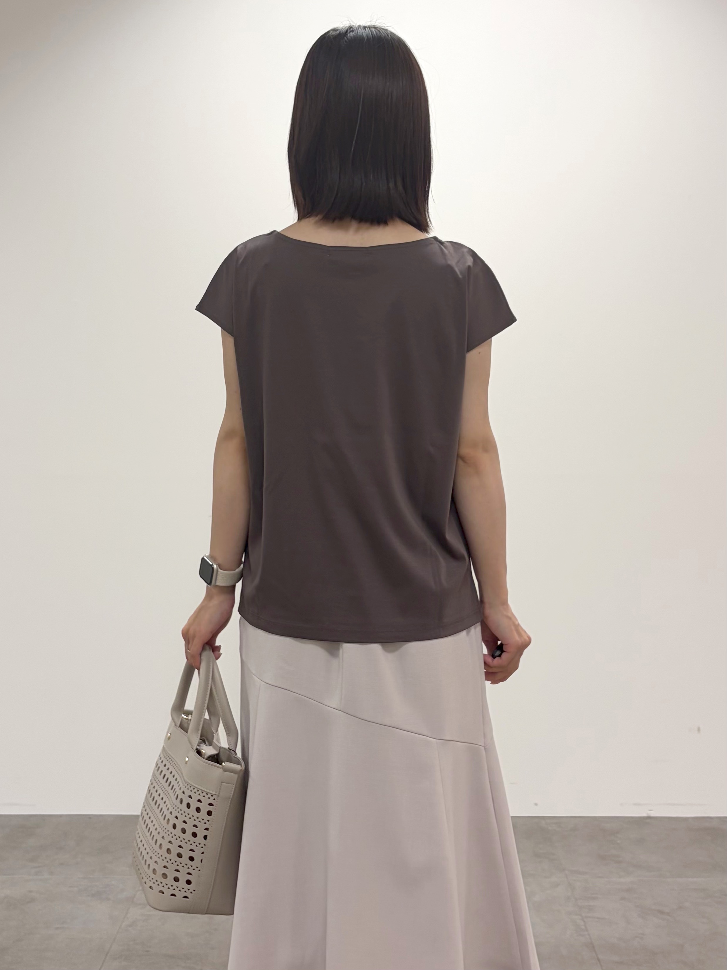 kozuさんの「index｜【接触冷感】ビジューキーネックフレンチトップス《UVケア／洗濯機OK／XS～3L／8col》」を使ったコーディネート