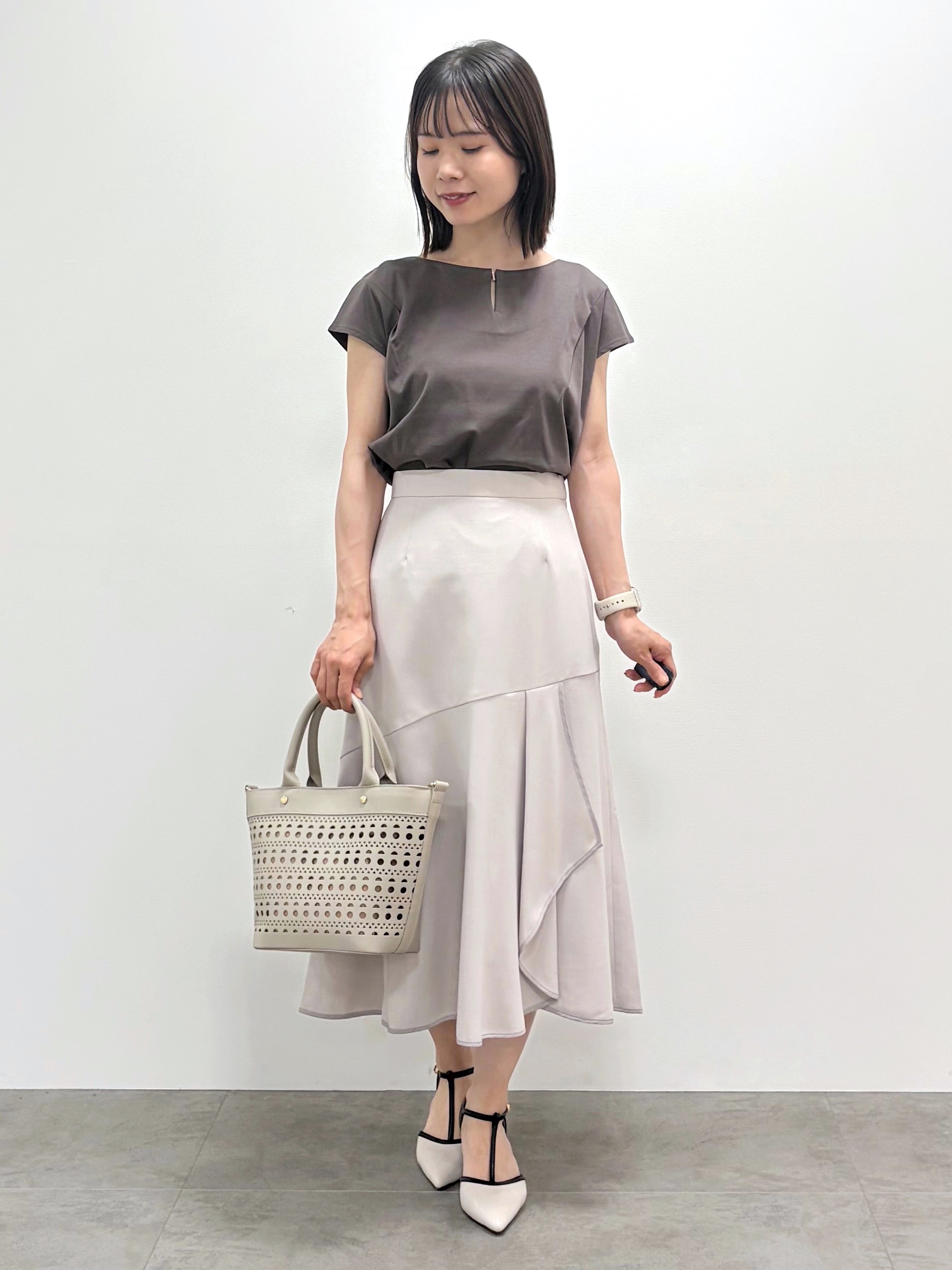 kozuさんの「index｜【接触冷感】ビジューキーネックフレンチトップス《UVケア／洗濯機OK／XS～3L／8col》」を使ったコーディネート