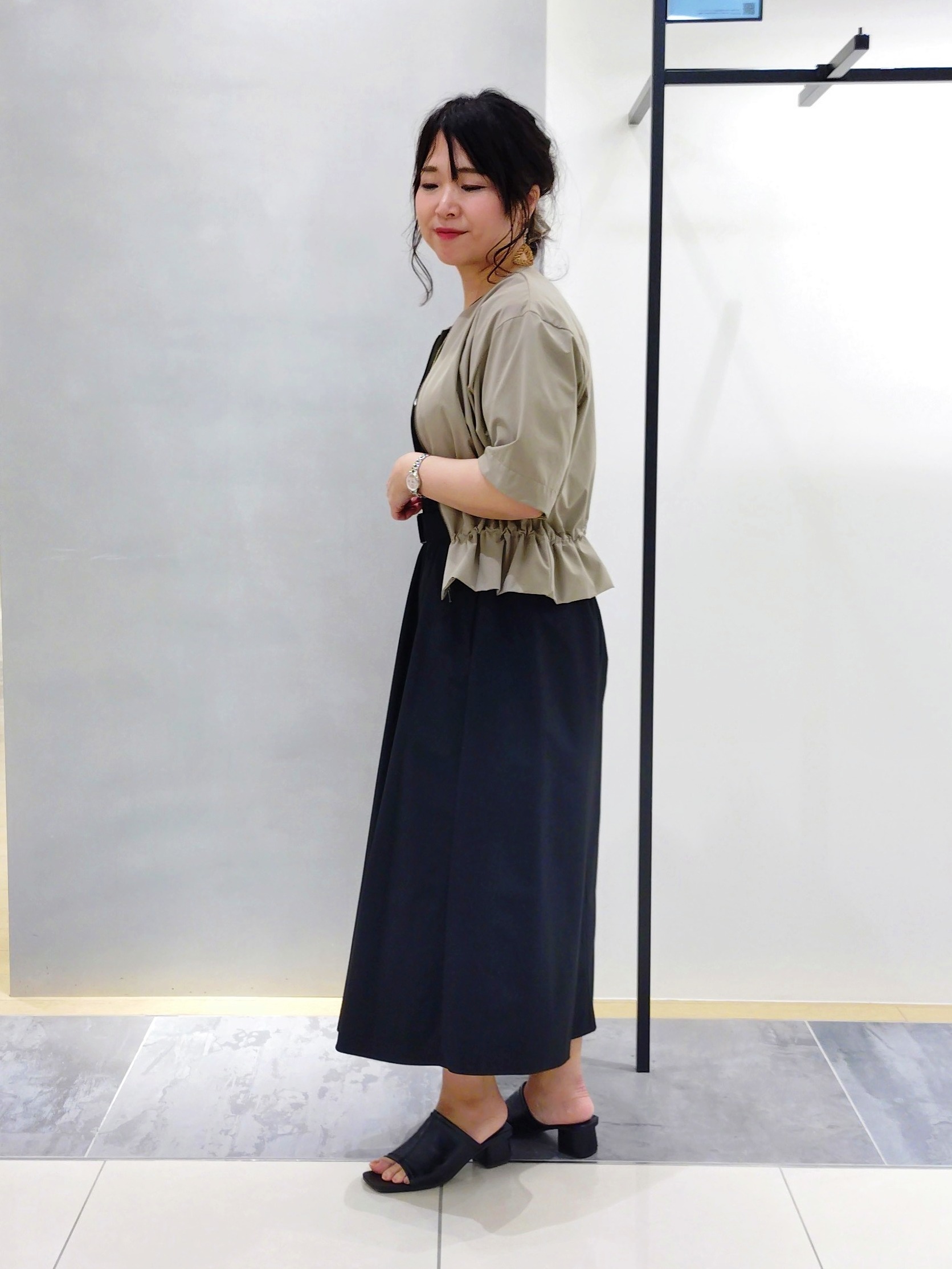 TOMOMIさんの「INDIVI｜【撥水／UVケア／SETUP可能】軽量ベルト付きAラインワンピース」を使ったコーディネート