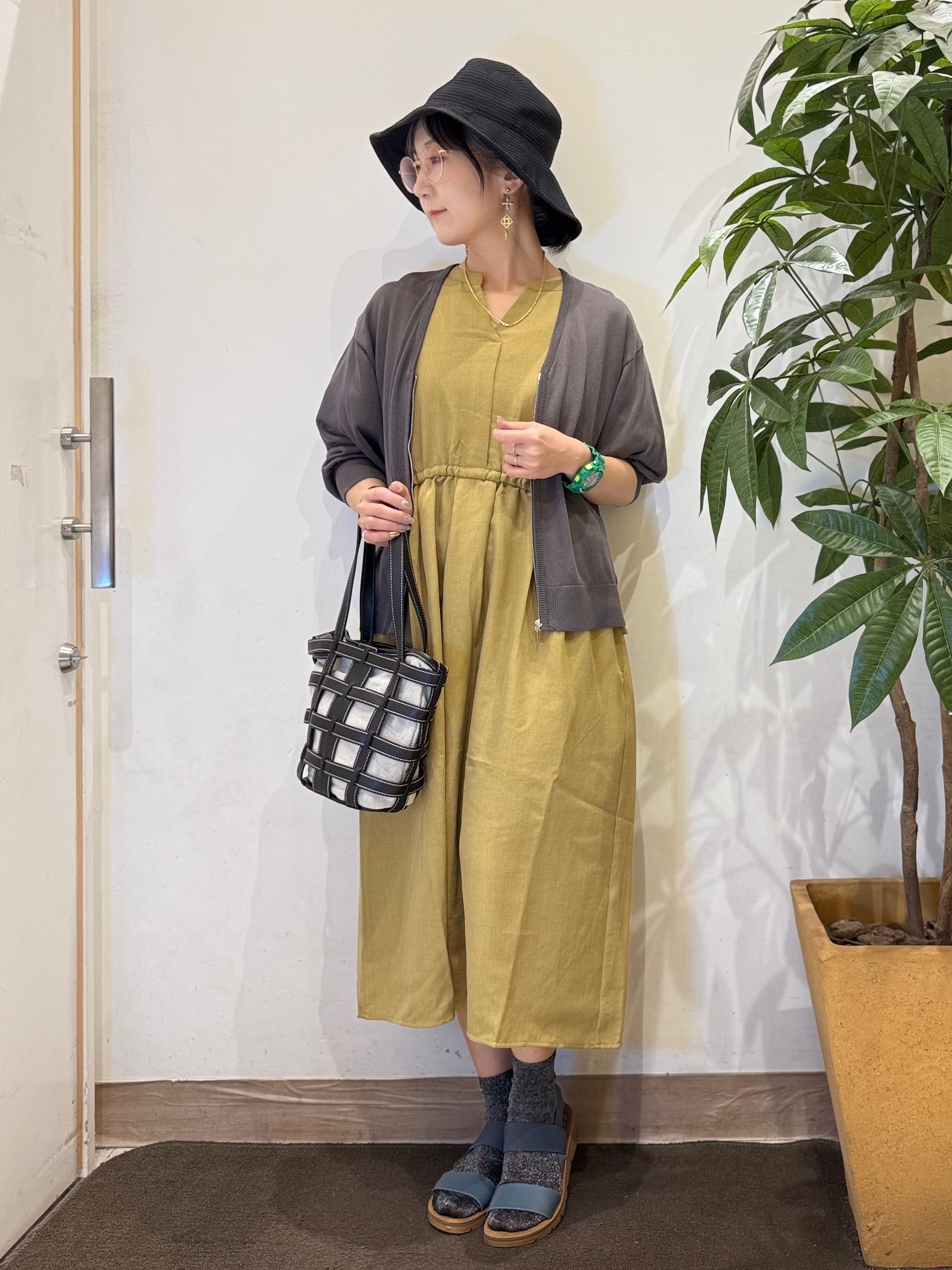 misakiさんの「SHOO･LA･RUE｜【洗濯機可/S-LL】程よいVネックですっきり魅せる ジップアップ 7分袖シアーカーディガン」を使ったコーディネート