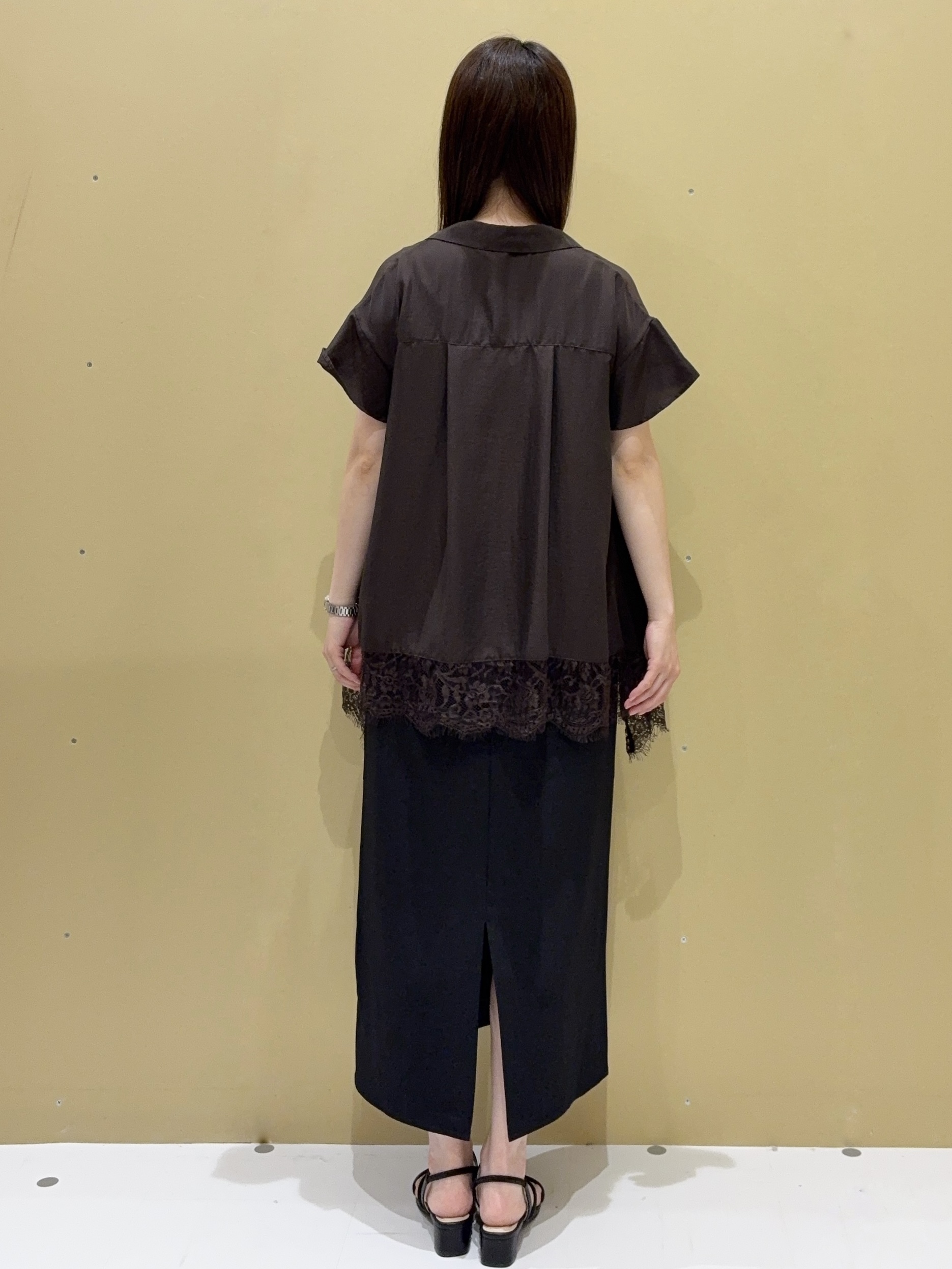 EMIRIさんの「OPAQUE.CLIP｜裾レース スキッパーブラウス【洗濯機OK】」を使ったコーディネート