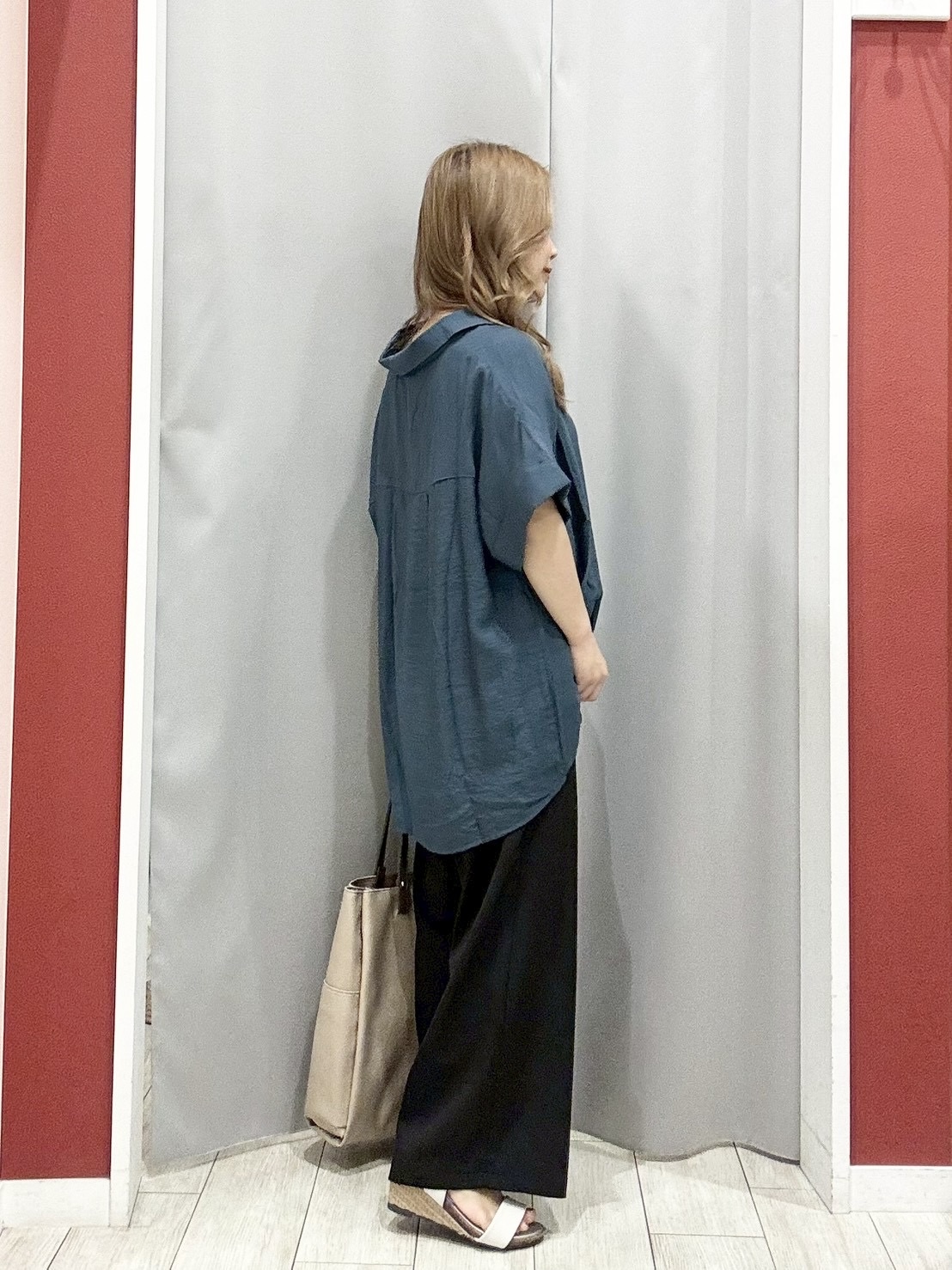 shioさんの「SHOO･LA･RUE｜【S-LL/洗濯機可】インせず着られる 裾タック スキッパーシャツ」を使ったコーディネート