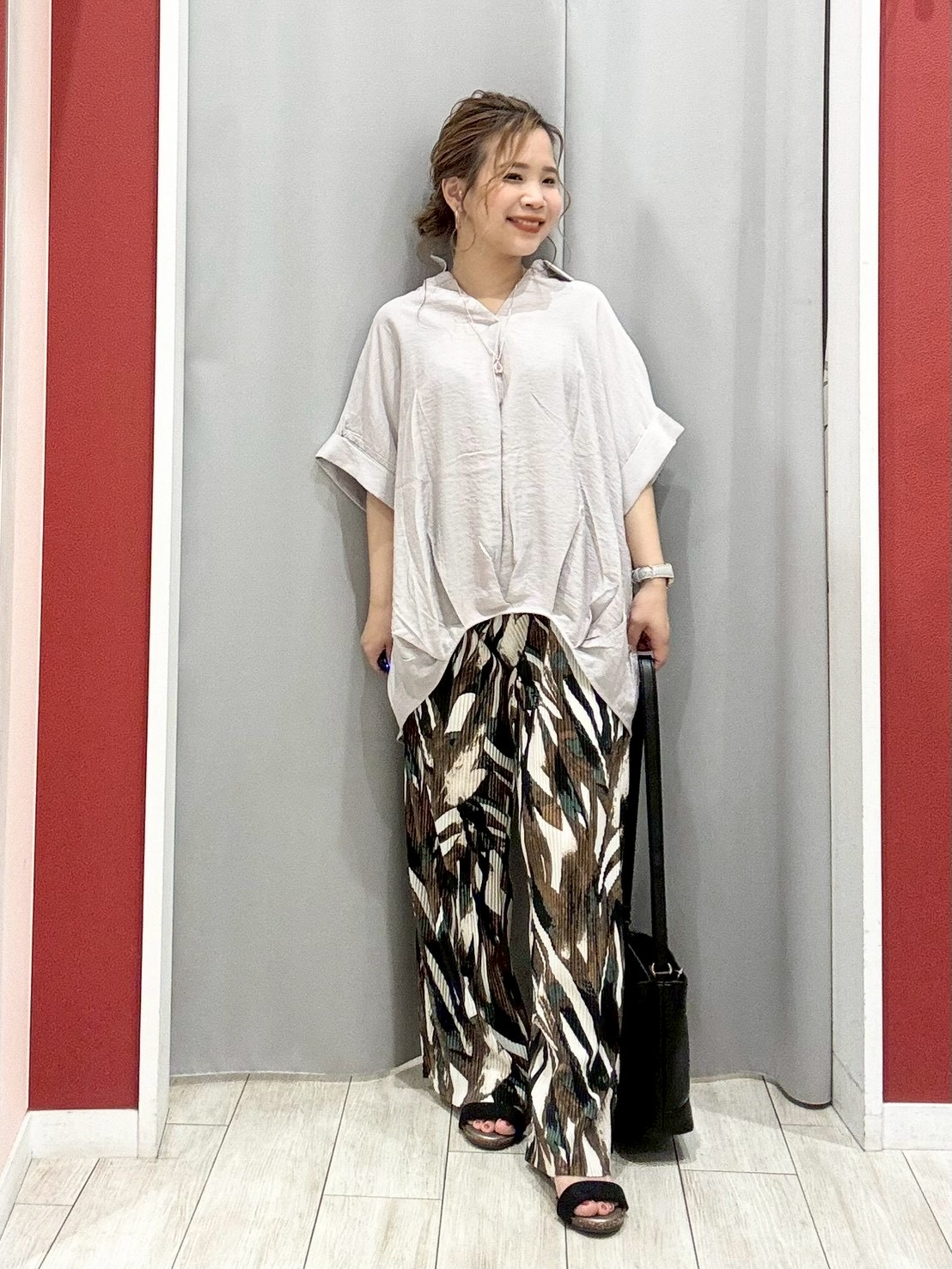 shioさんの「SHOO･LA･RUE｜【S-LL/洗濯機可】インせず着られる 裾タック スキッパーシャツ」を使ったコーディネート