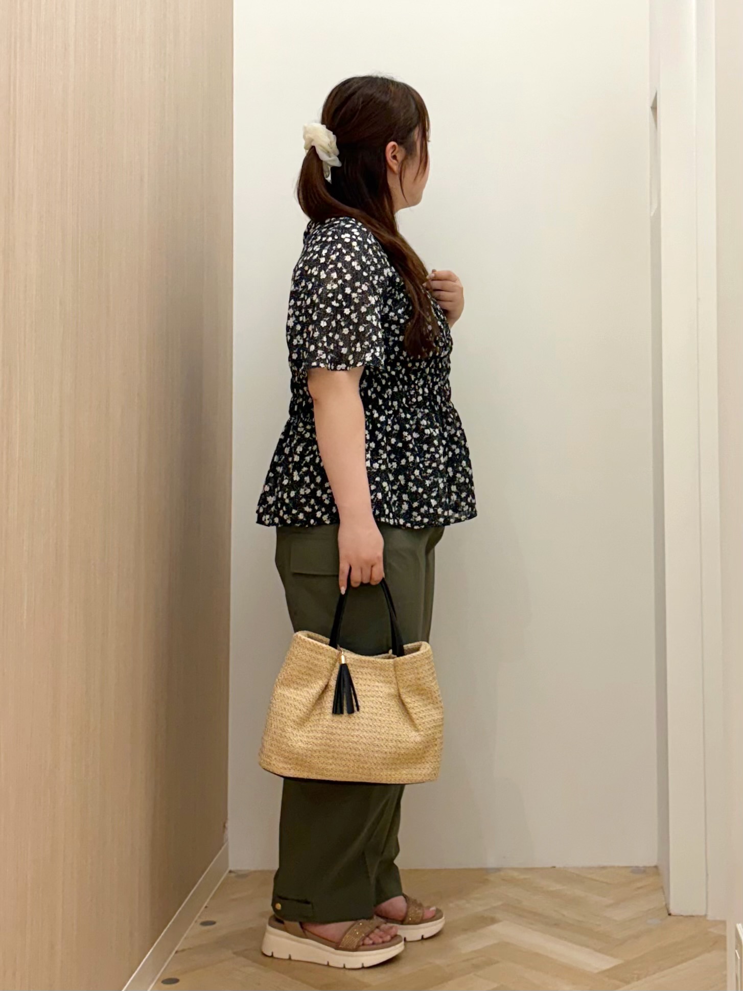 akariさんの「grove｜【二の腕・体型カバー】軽やかシャーリングブラウス」を使ったコーディネート