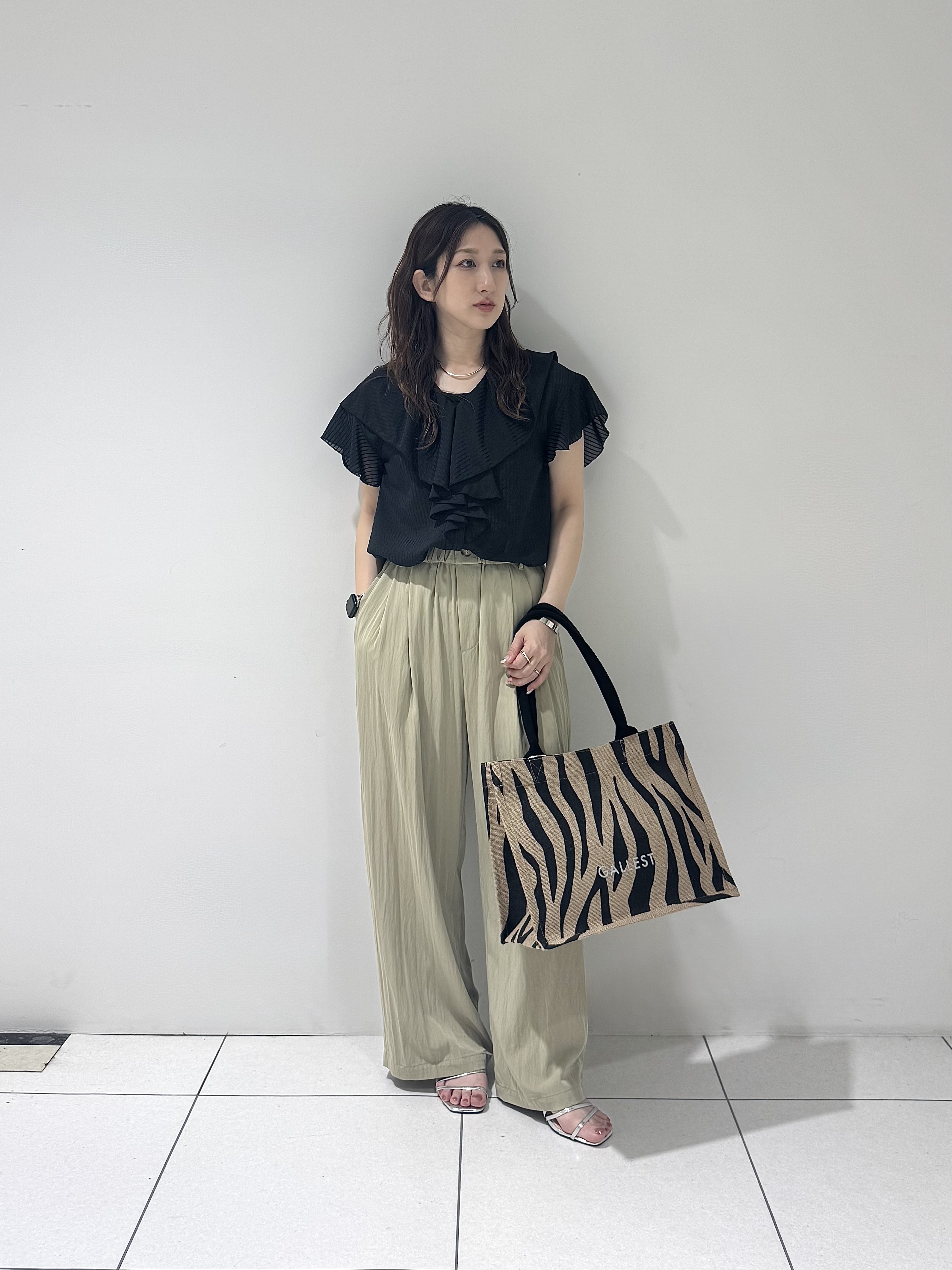 そんさんの「INDIVI｜フリルネックシアーブラウス」を使ったコーディネート