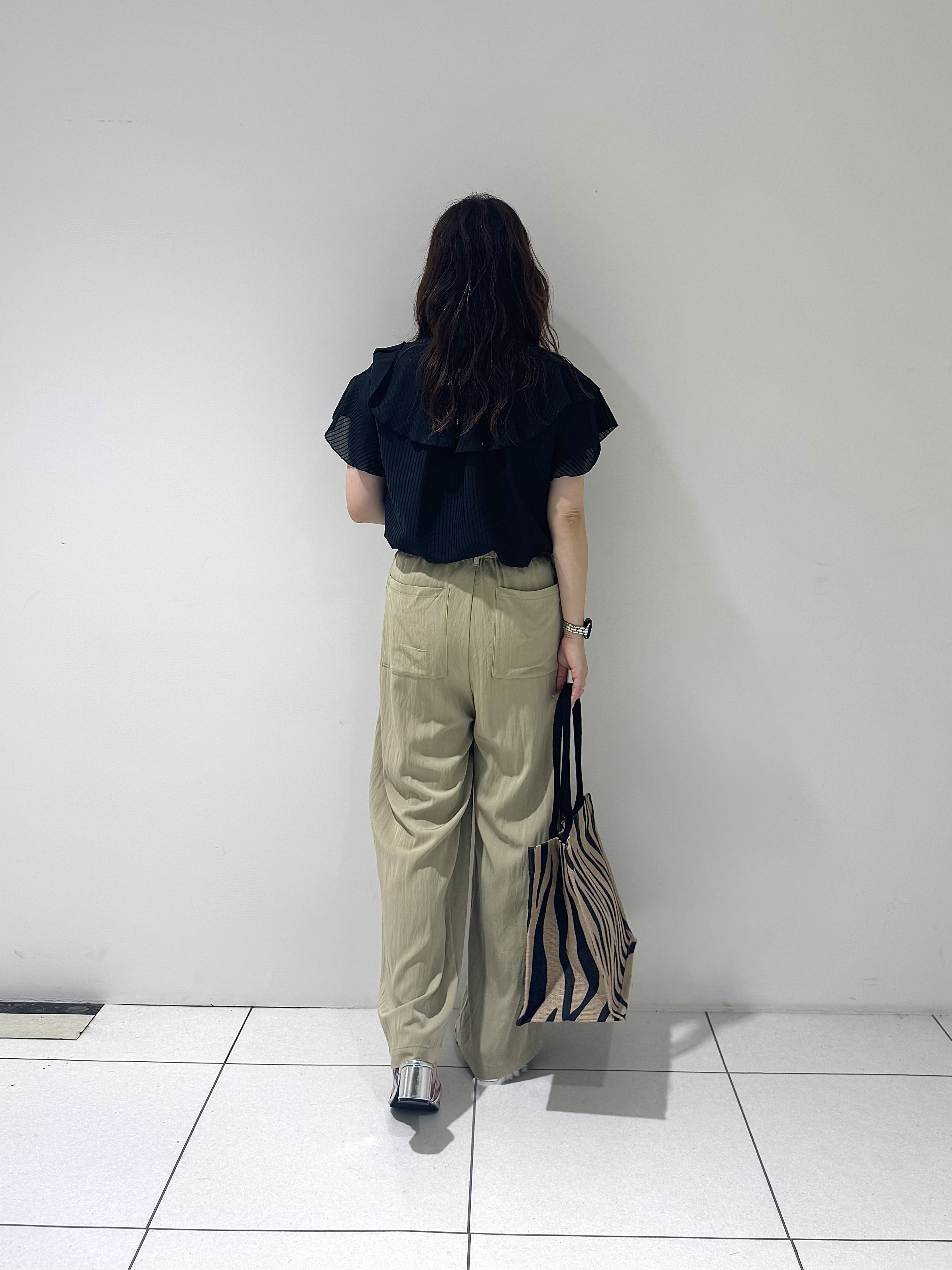 そんさんの「INDIVI｜フリルネックシアーブラウス」を使ったコーディネート