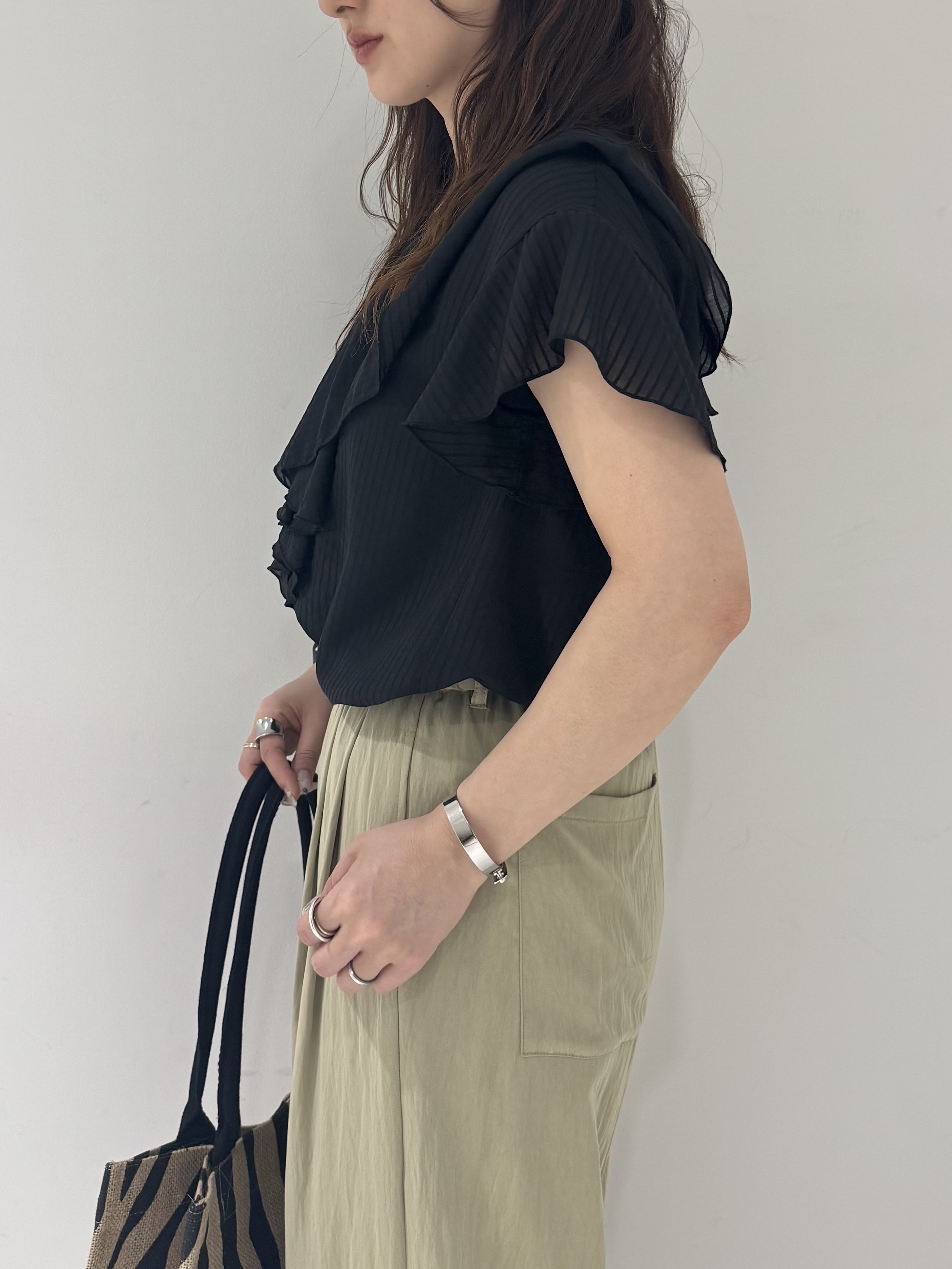 そんさんの「INDIVI｜フリルネックシアーブラウス」を使ったコーディネート